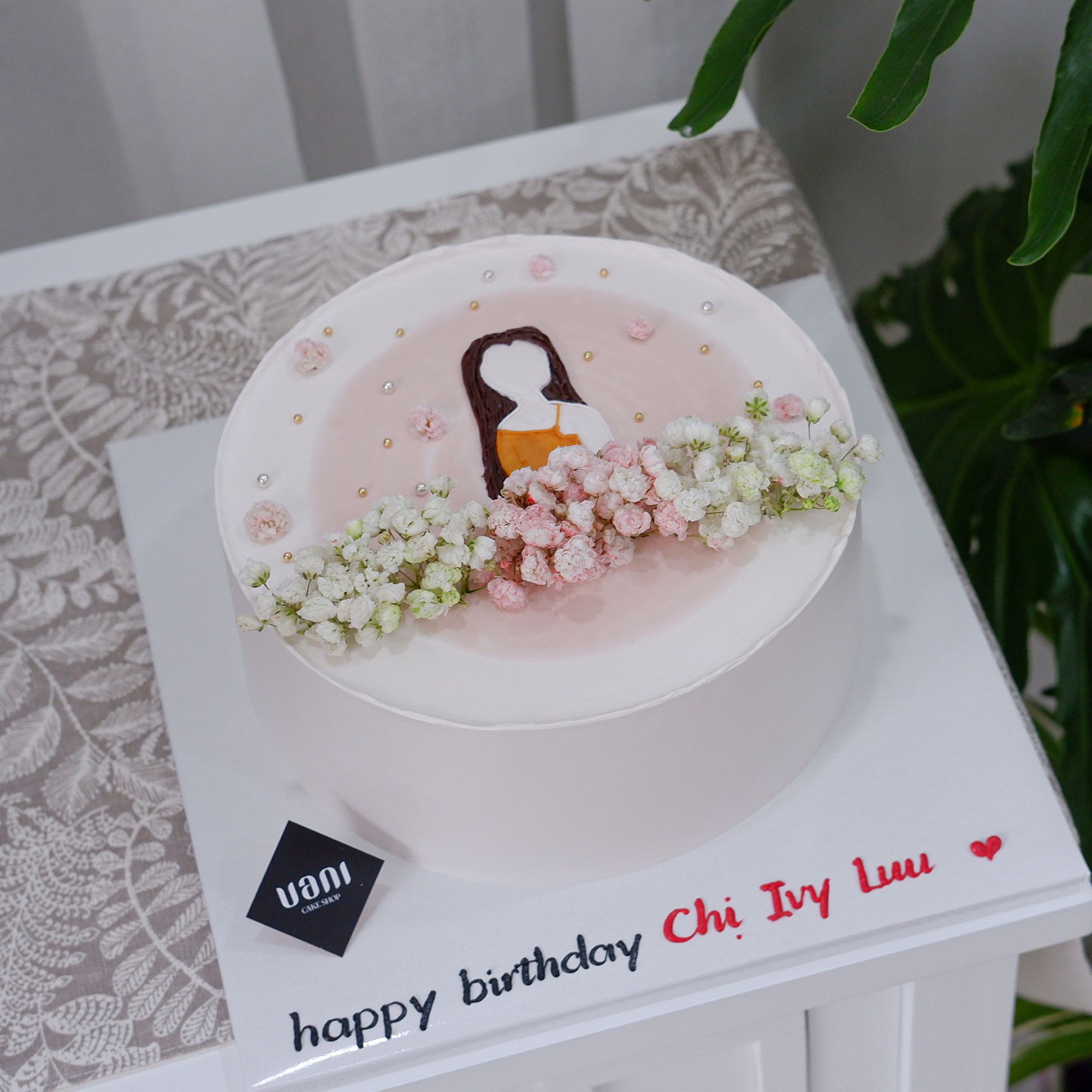 Bánh vẽ cô gái, trang trí hoa bi