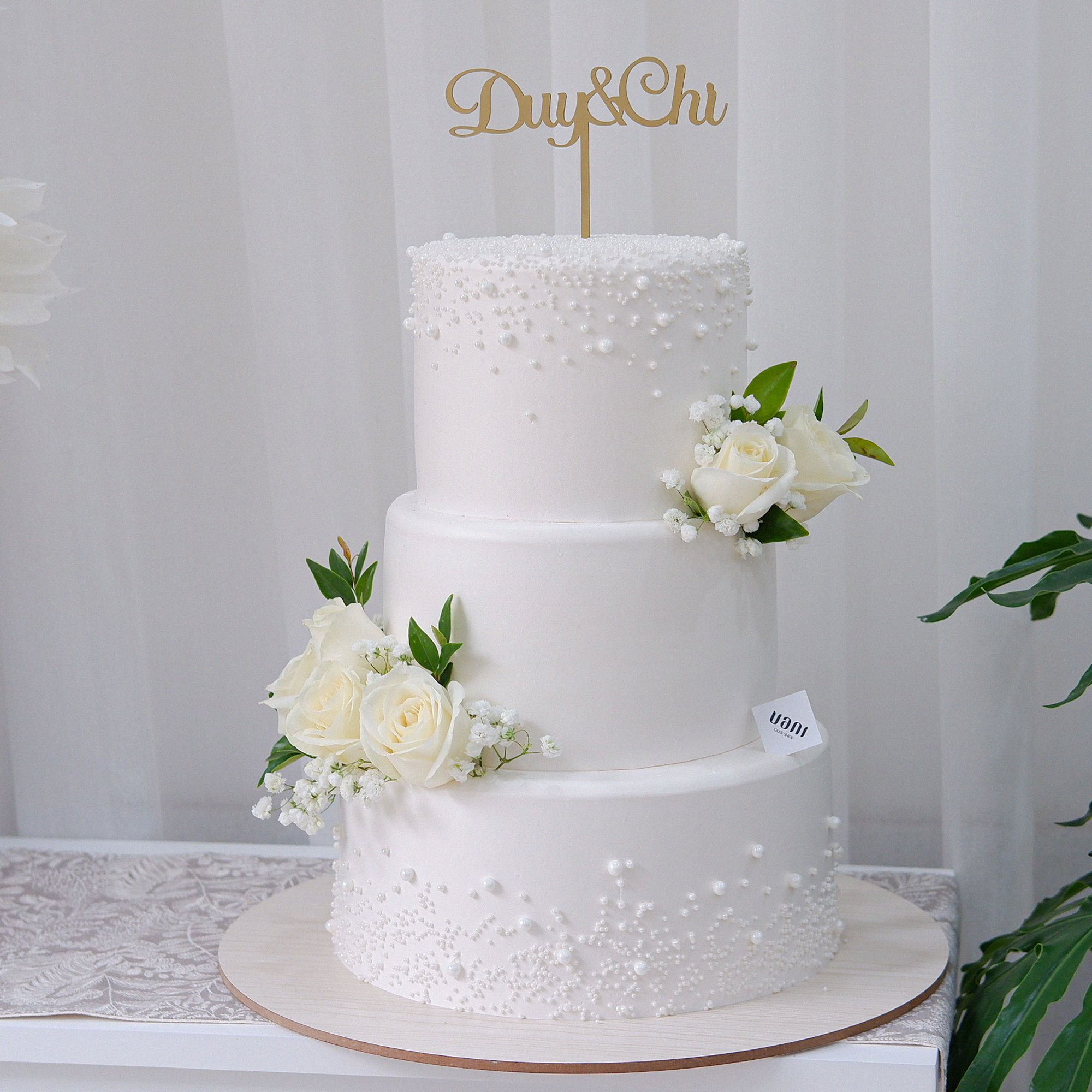 Bánh cưới 3 tầng trang trí hoa tươi