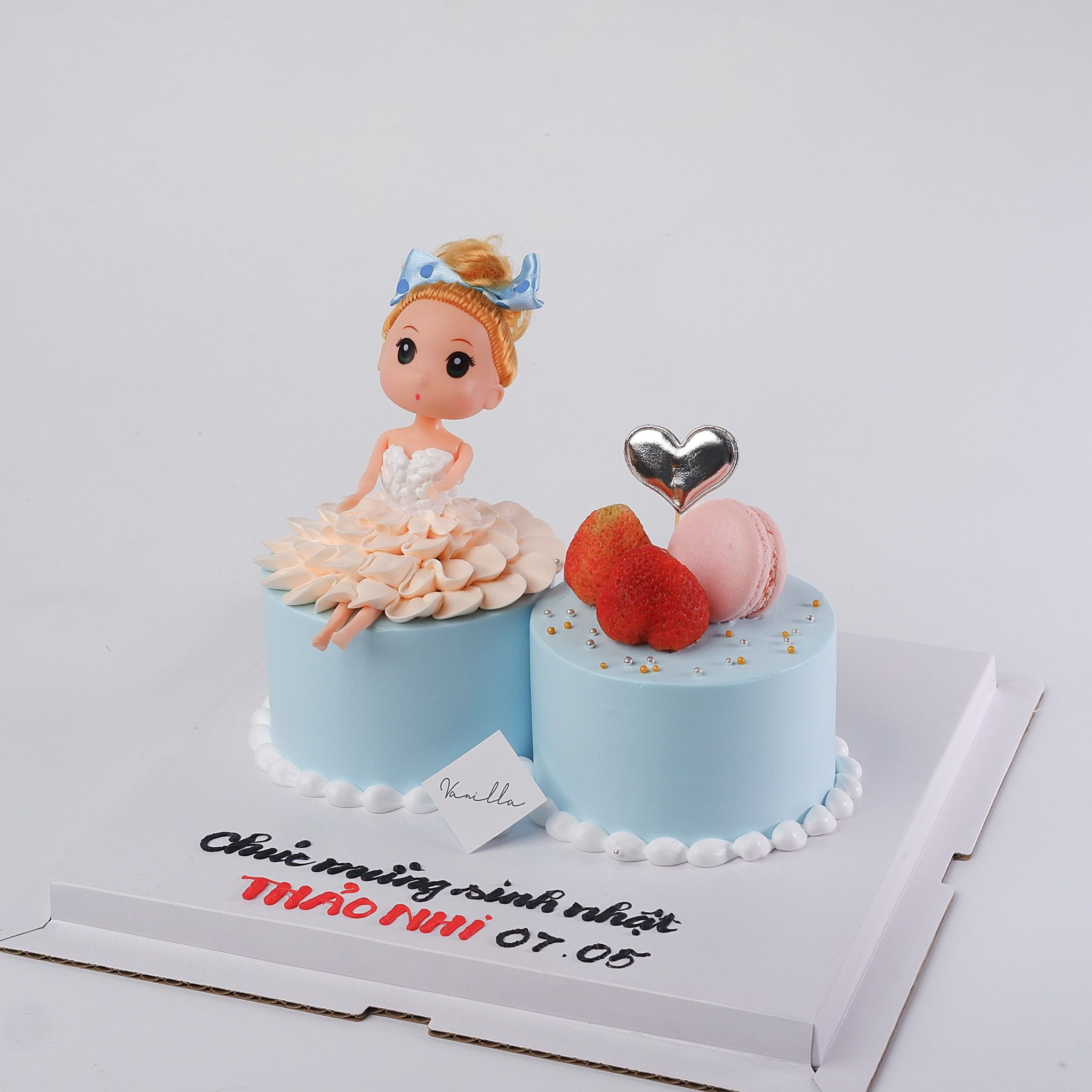 Bánh gắn búp bê - Bánh kem sinh nhật Đà Nẵng