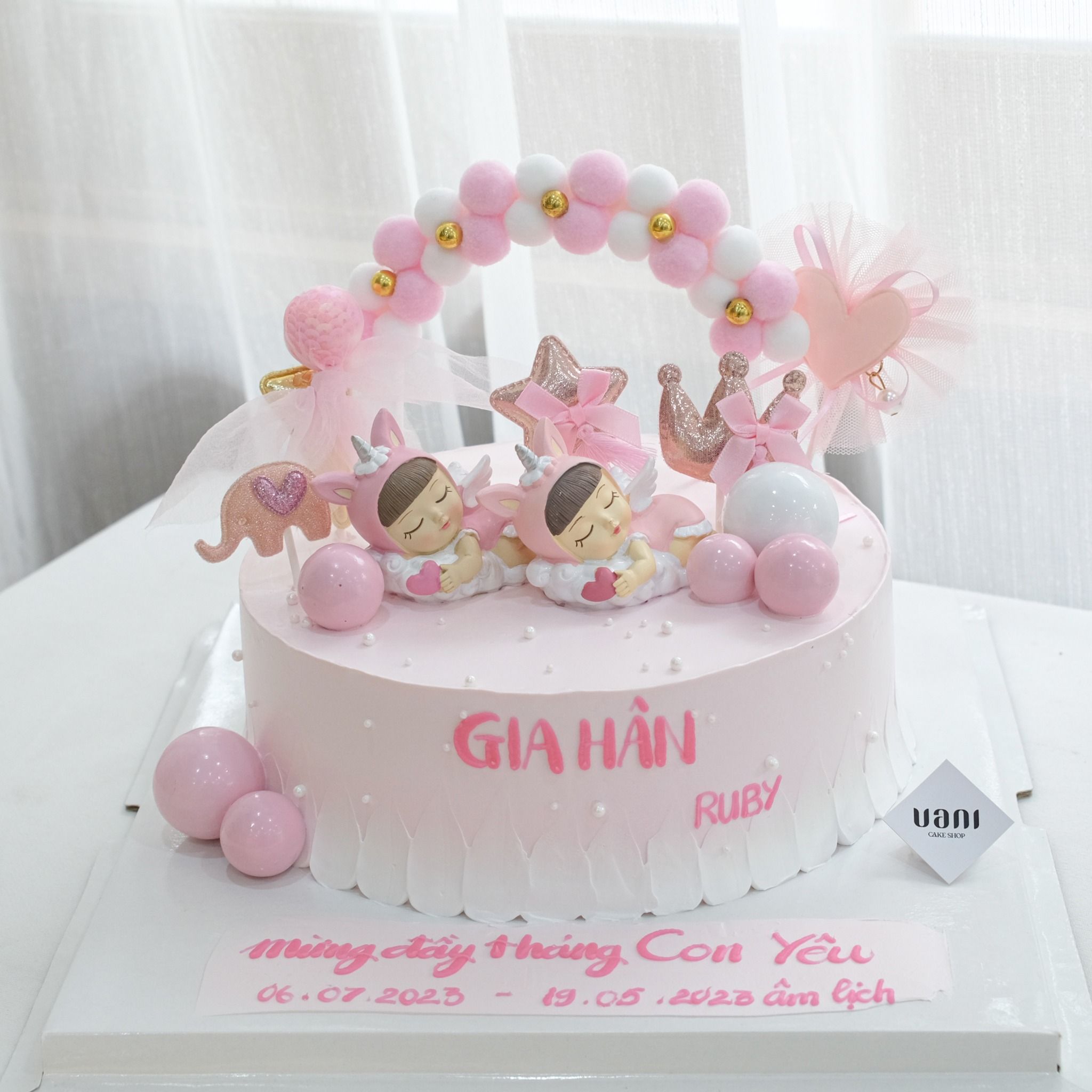 Bánh gắn tượng bé gái
