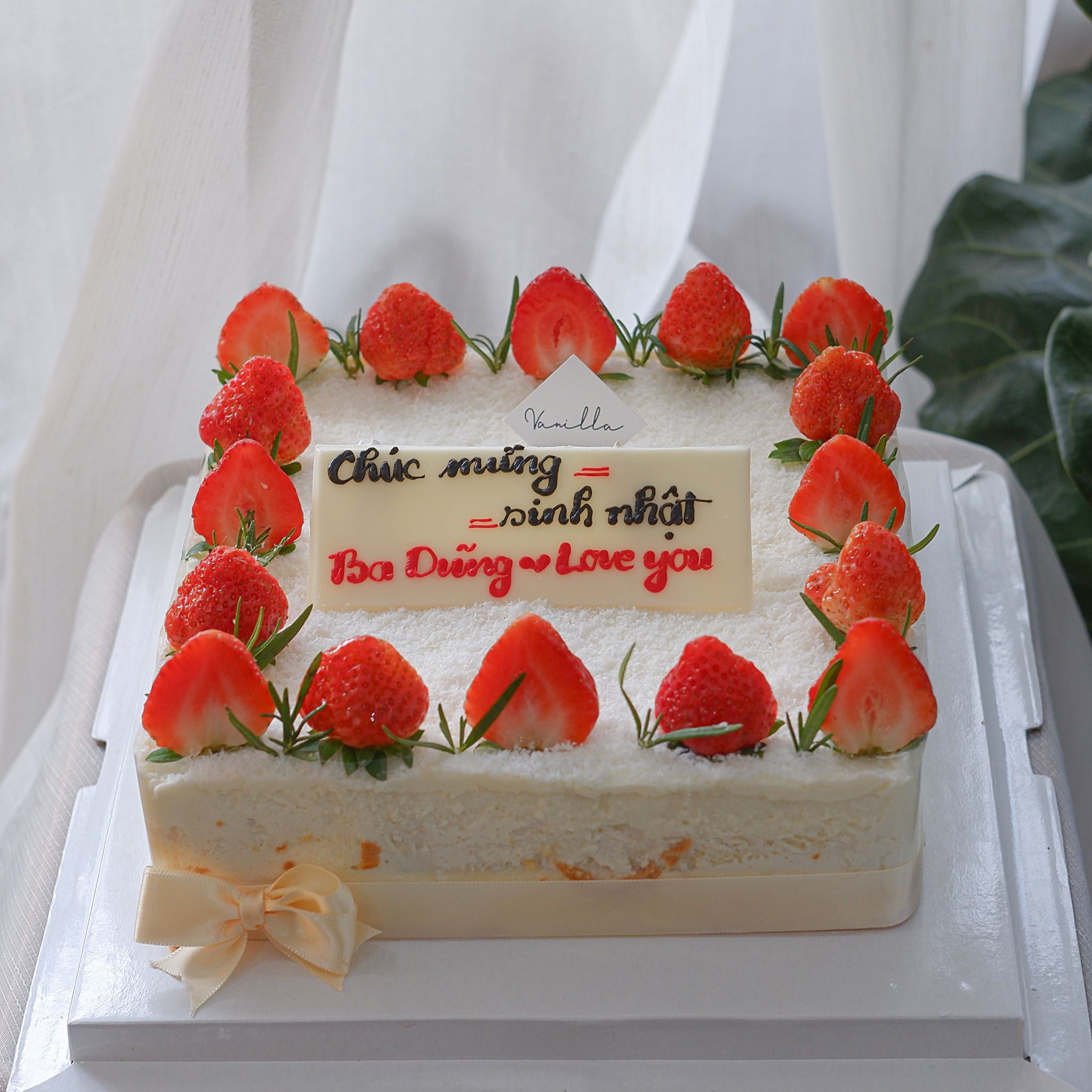 Bánh mousse dừa gắn dâu