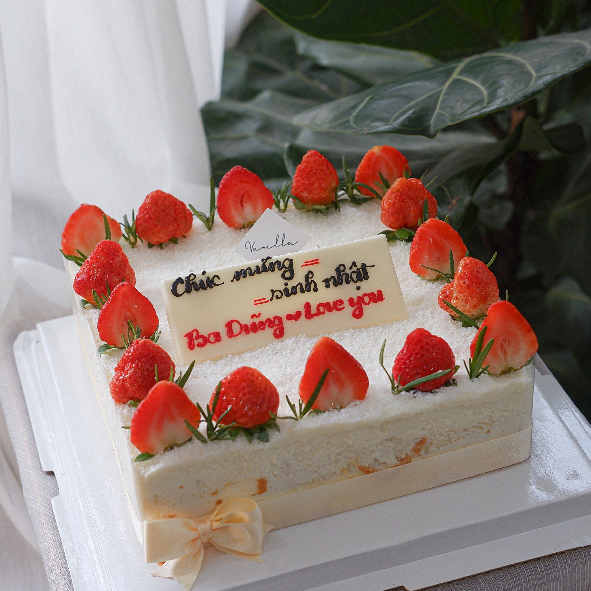 Bánh mousse dừa gắn dâu