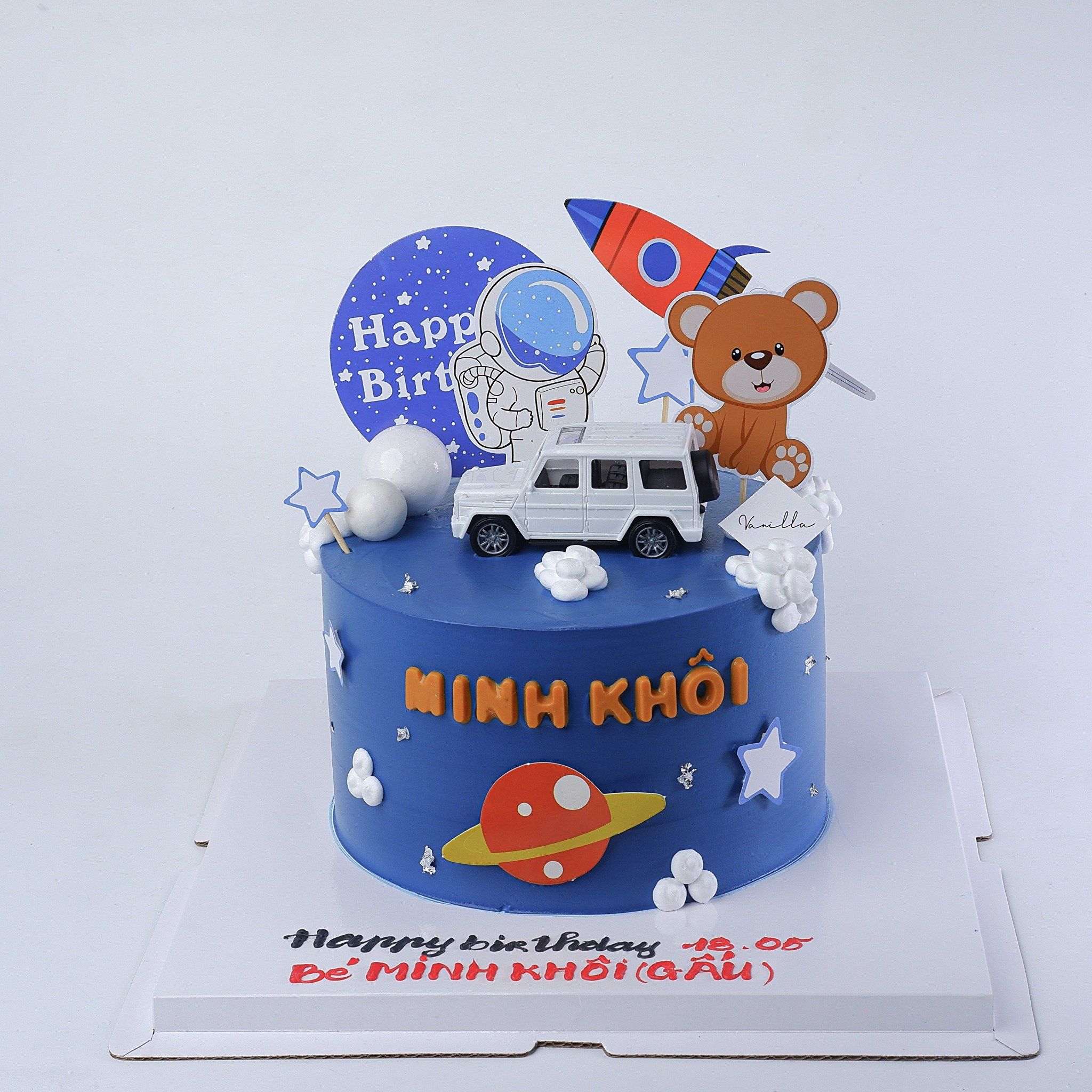 Bánh gắn topper phi hành gia - Bánh kem sinh nhật Đà Nẵng