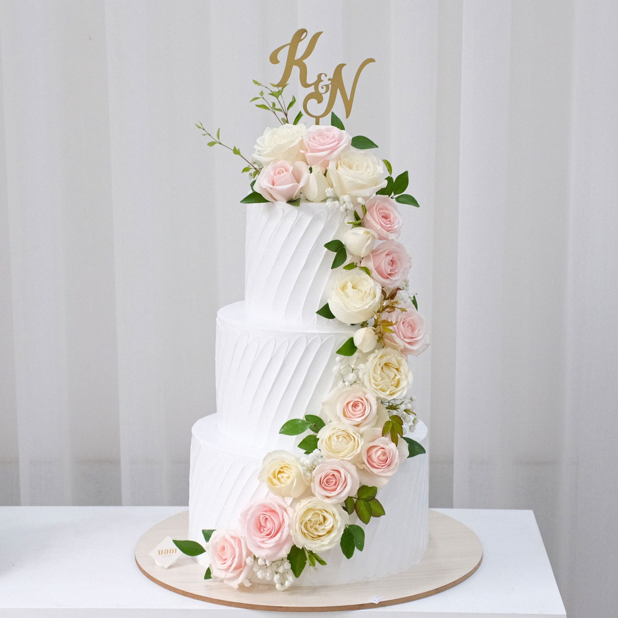Bánh cưới 3 tầng trang trí hoa tươi