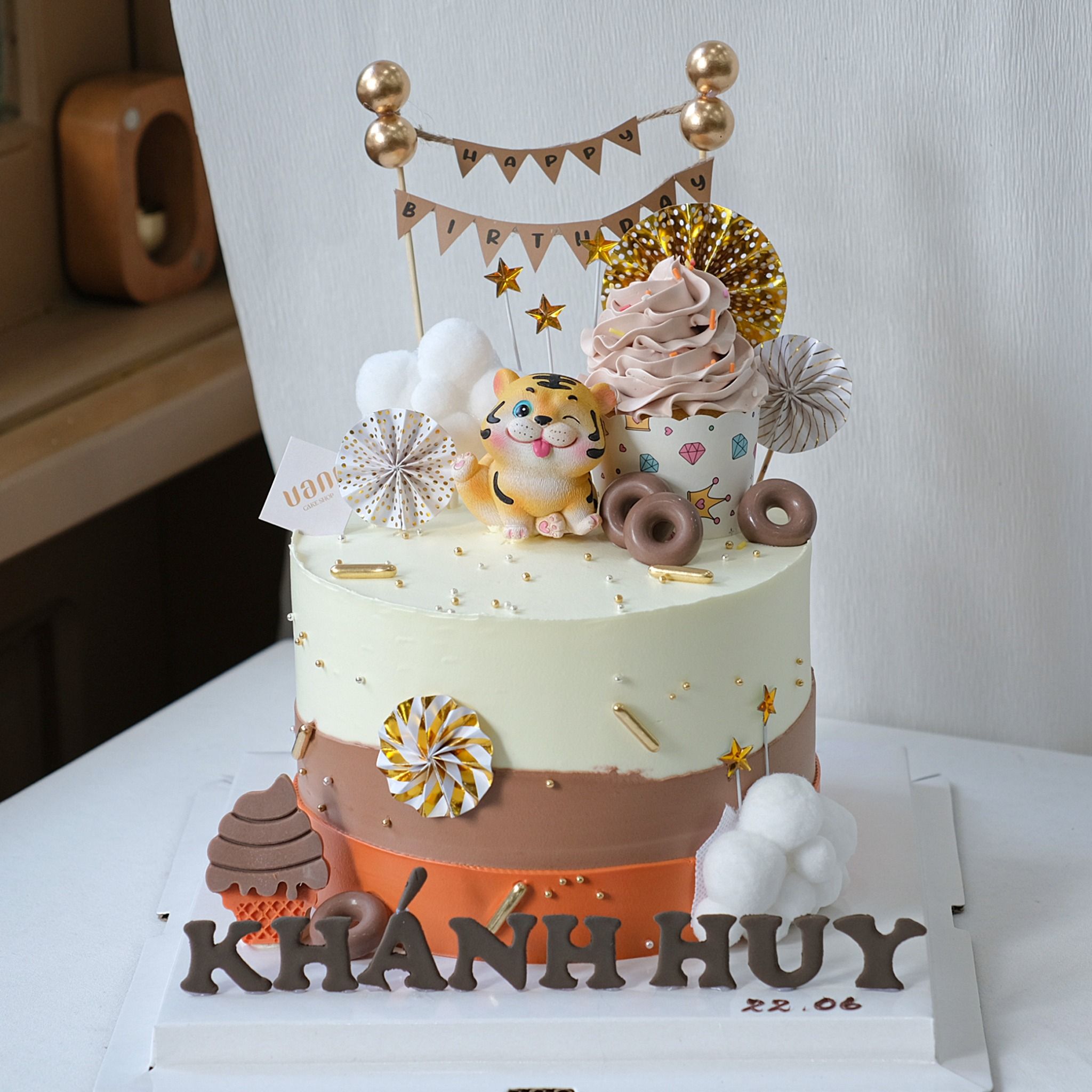 Bánh gắn tượng con hổ