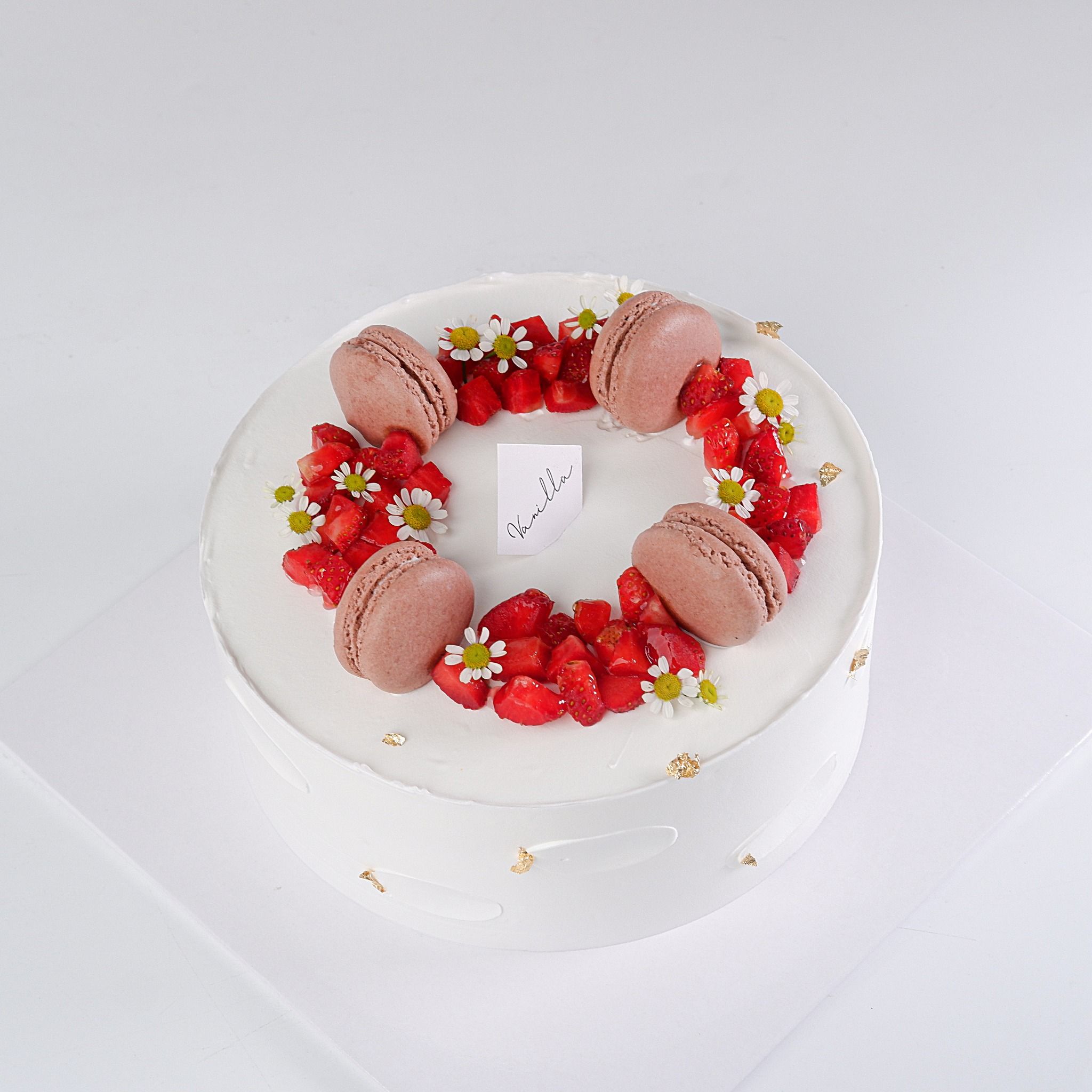 Bánh gắn dâu, macaron - bánh kem sinh nhật Đà nẵng
