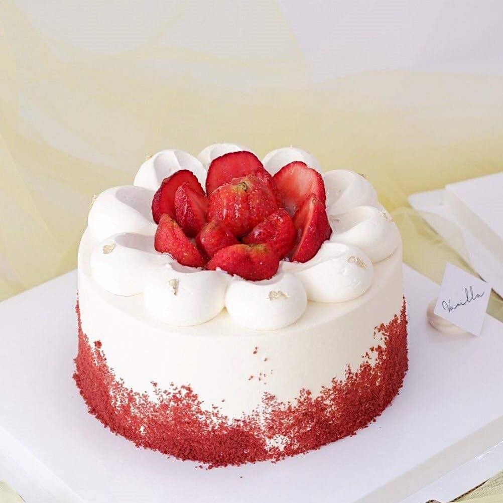 Bánh trang trí dâu, rắc bột bánh red velvet - Bánh kem sinh nhật Đà Nẵng