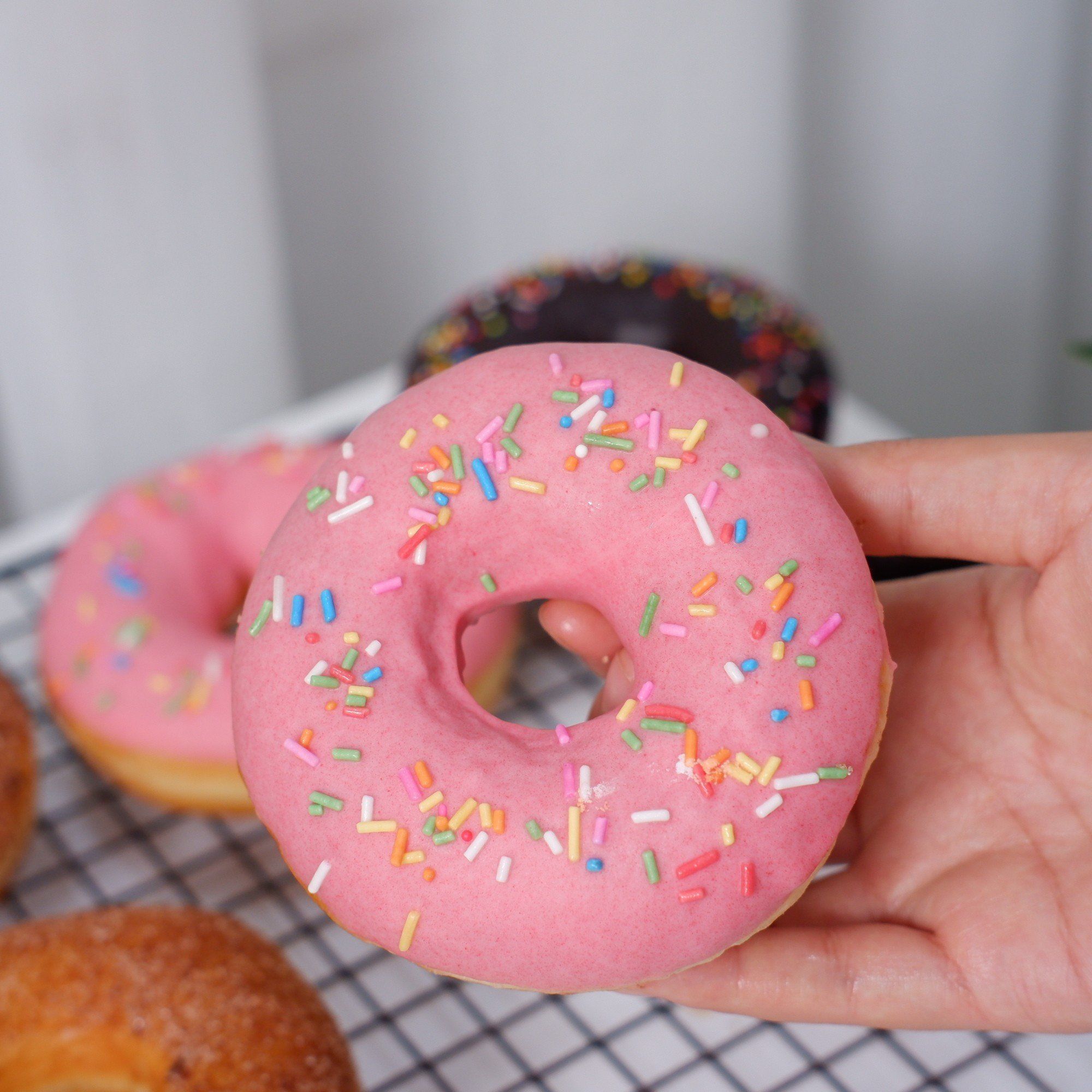 Bánh donut socola đen, hồng