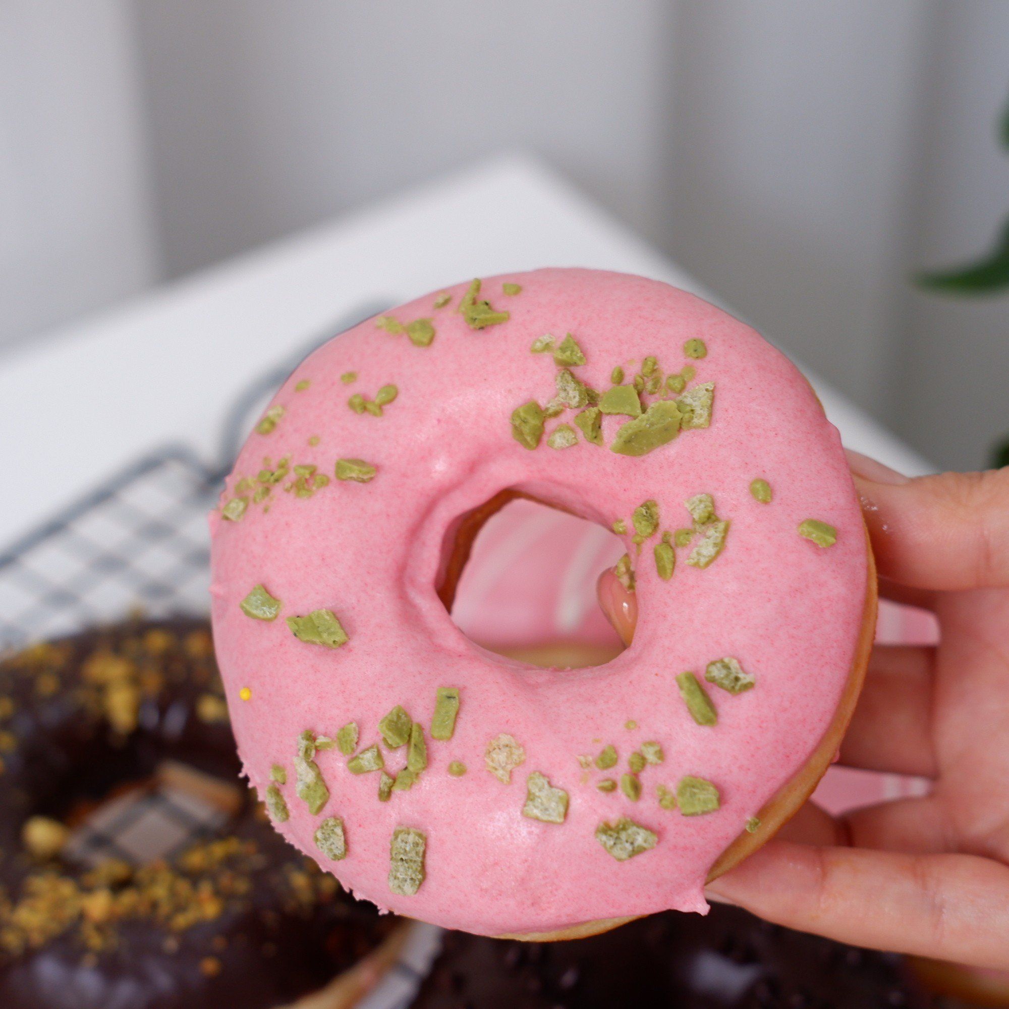 Bánh donut socola hồng