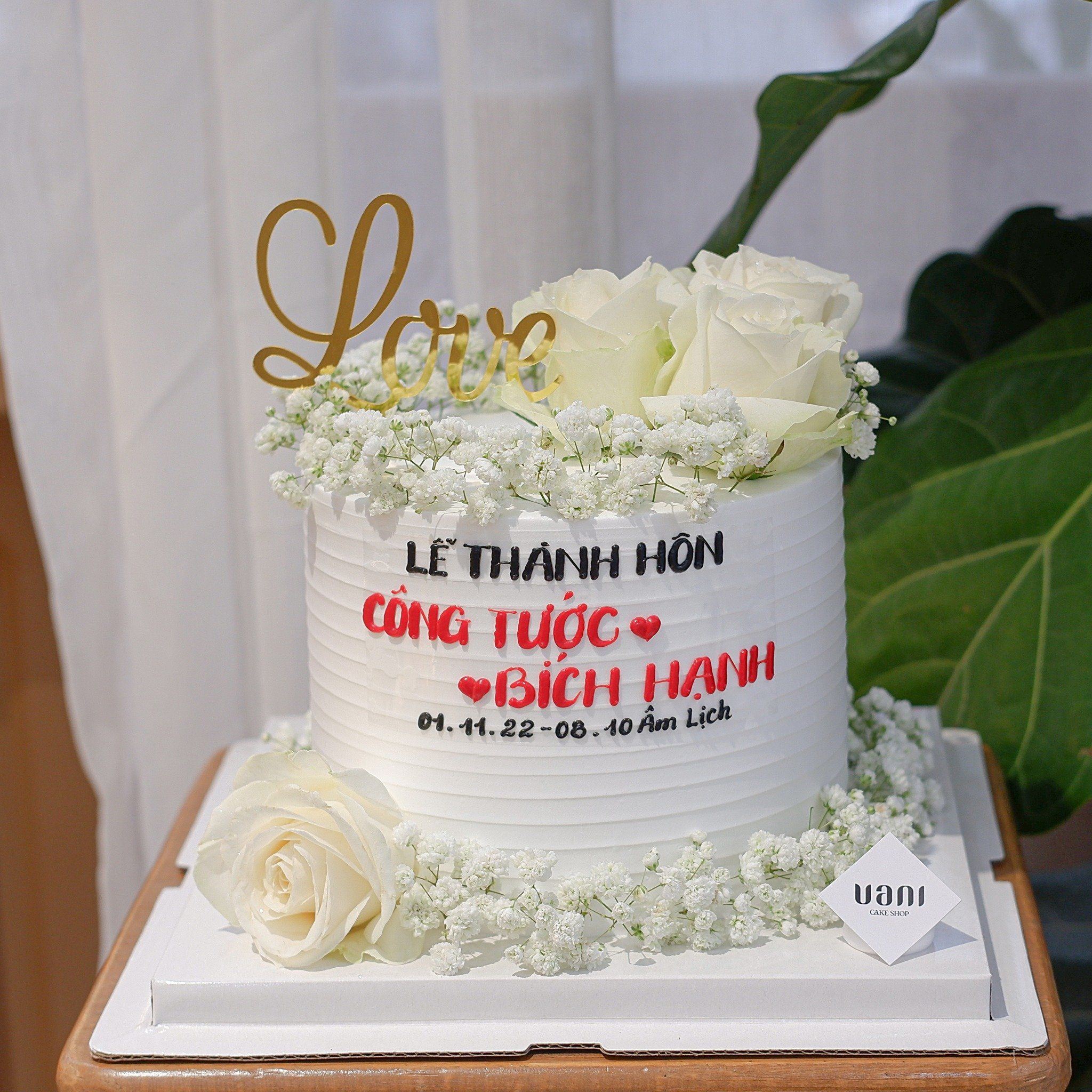 Bánh cưới trang trí hoa tươi