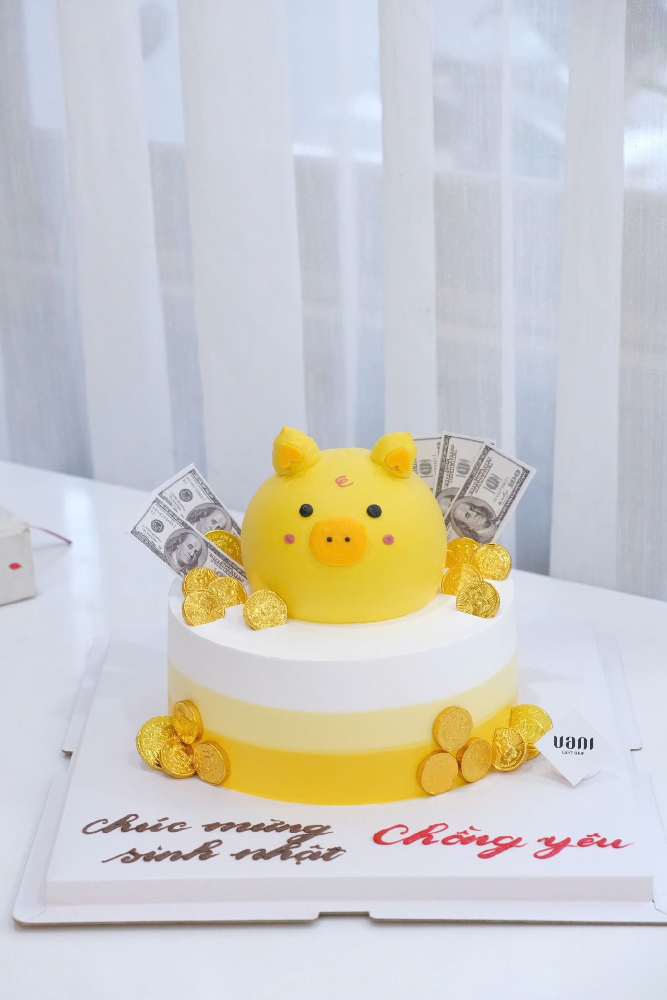 bánh kem con heo vàng