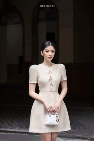 Đầm Ngắn Cổ Tròn Tay Ngắn DELICATE