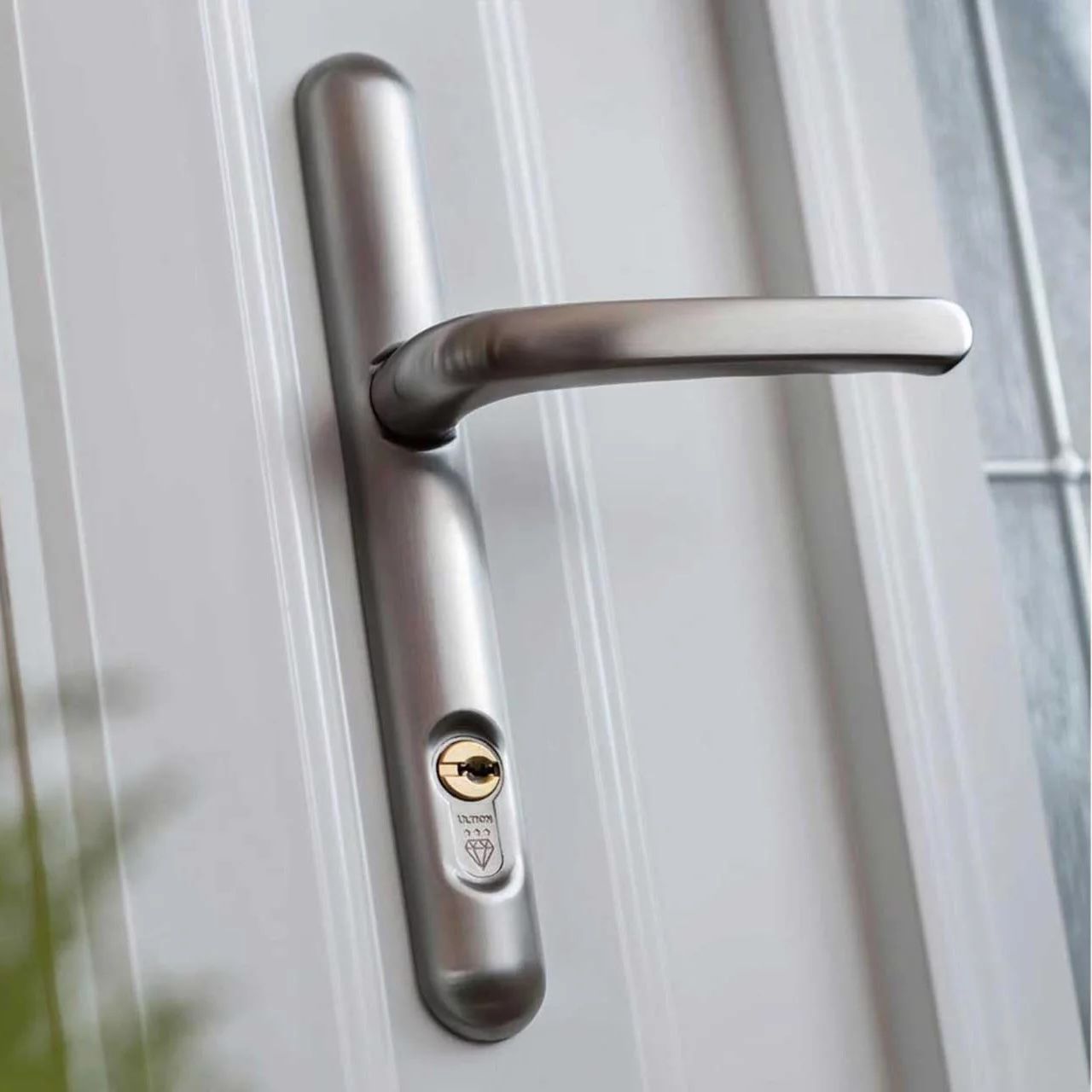 Tay gạt khóa cửa mặt ngoài Ultion 211mm/122mm