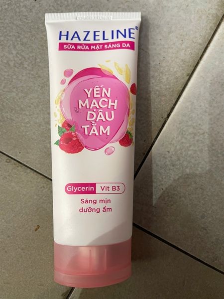 SỮA RỬA MẶT HAZELINE YẾN MẠCH DÂU TẰM 100G