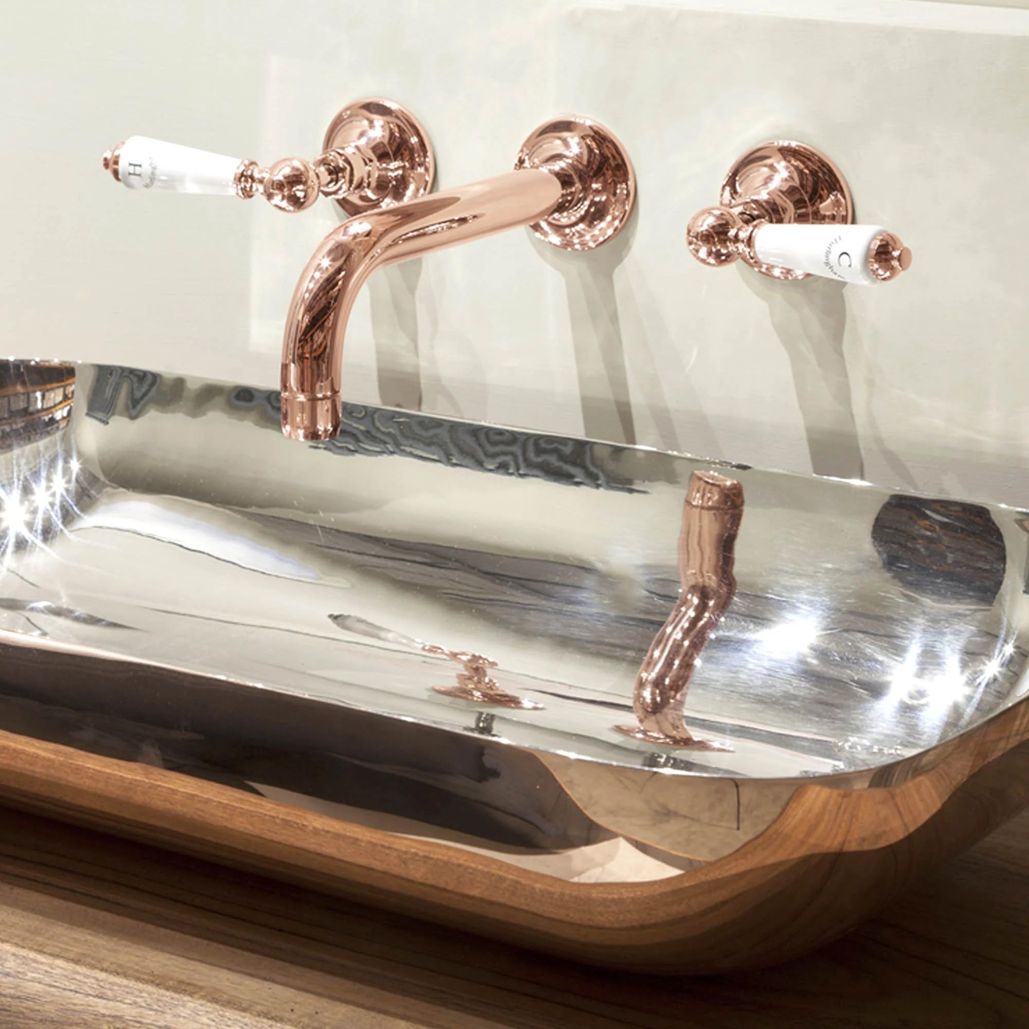 Vòi chậu lavabo gắn tường bằng đồng - Protaptry