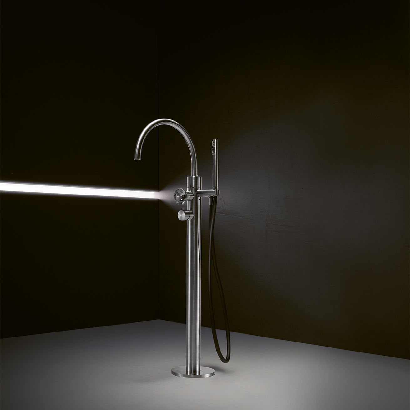 Vòi bồn tắm gắn sàn có vòi sen cầm tay bằng stainless steel Kàto - PVK99