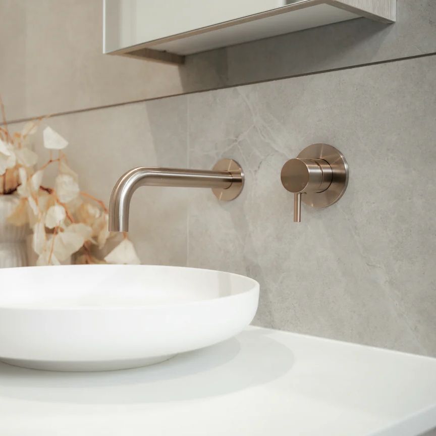 Vòi chậu lavabo dài 200mm gắn tường bằng đồng MChampagne - S05200-W03SFIN-CH