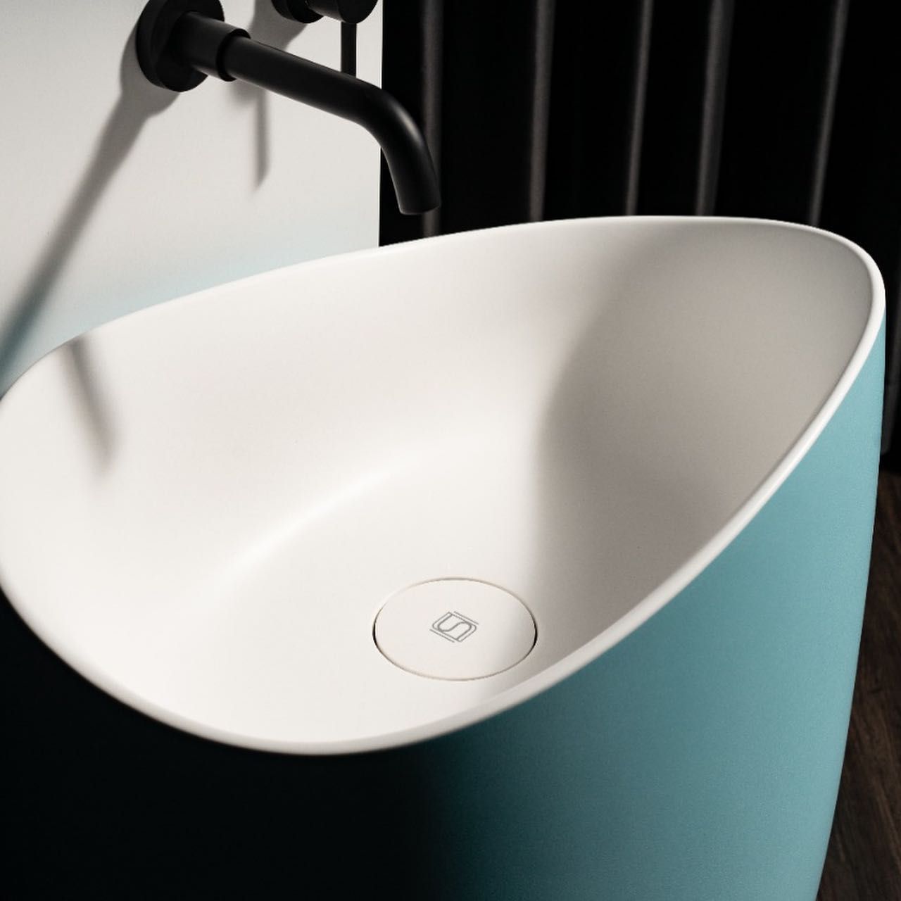 Chậu lavabo chân dài bằng mineral glass composite Marcela Celeste - Cotton