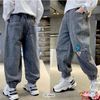 Quần jeans jogger thêu hình dễ thương cho bé trai QTB196655