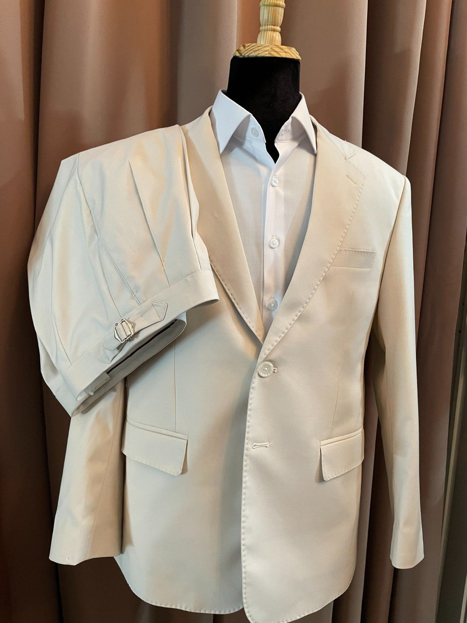BỘ SUIT MAY ĐO MÀU BEIGE VE CHỮ K