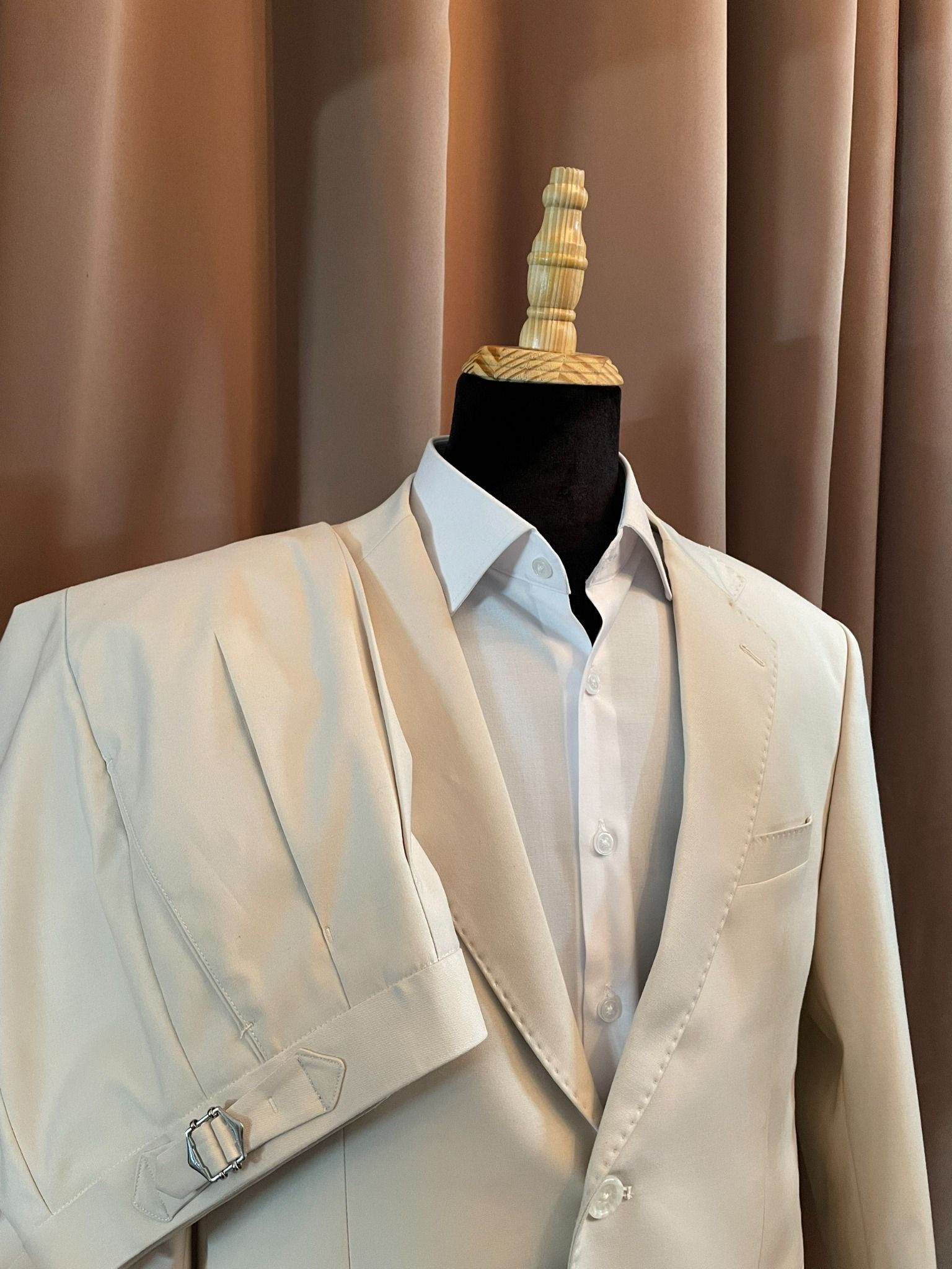 BỘ SUIT MAY ĐO MÀU BEIGE VE CHỮ K