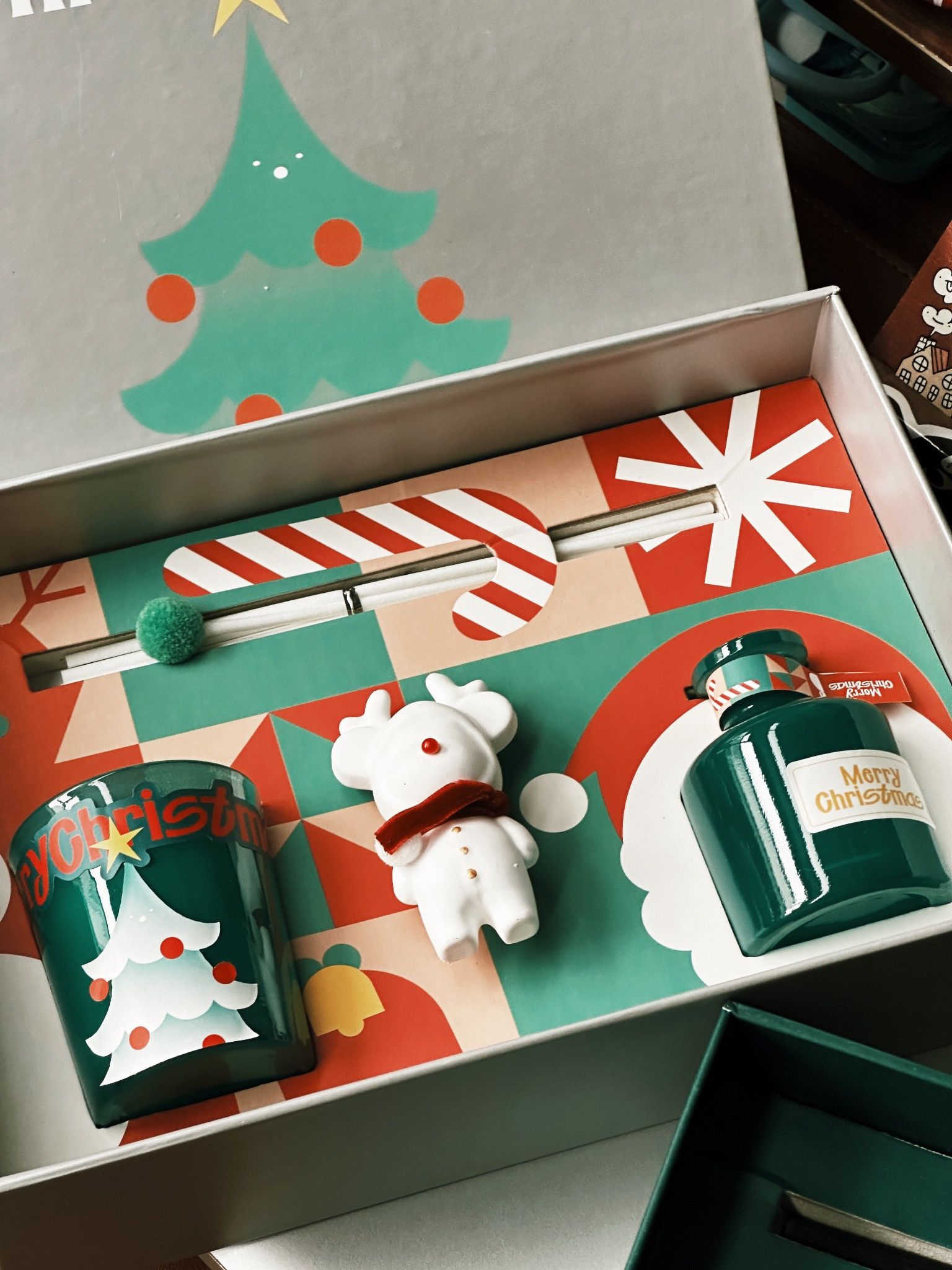HOLIDAY LIMITED-EDITION GIFTS