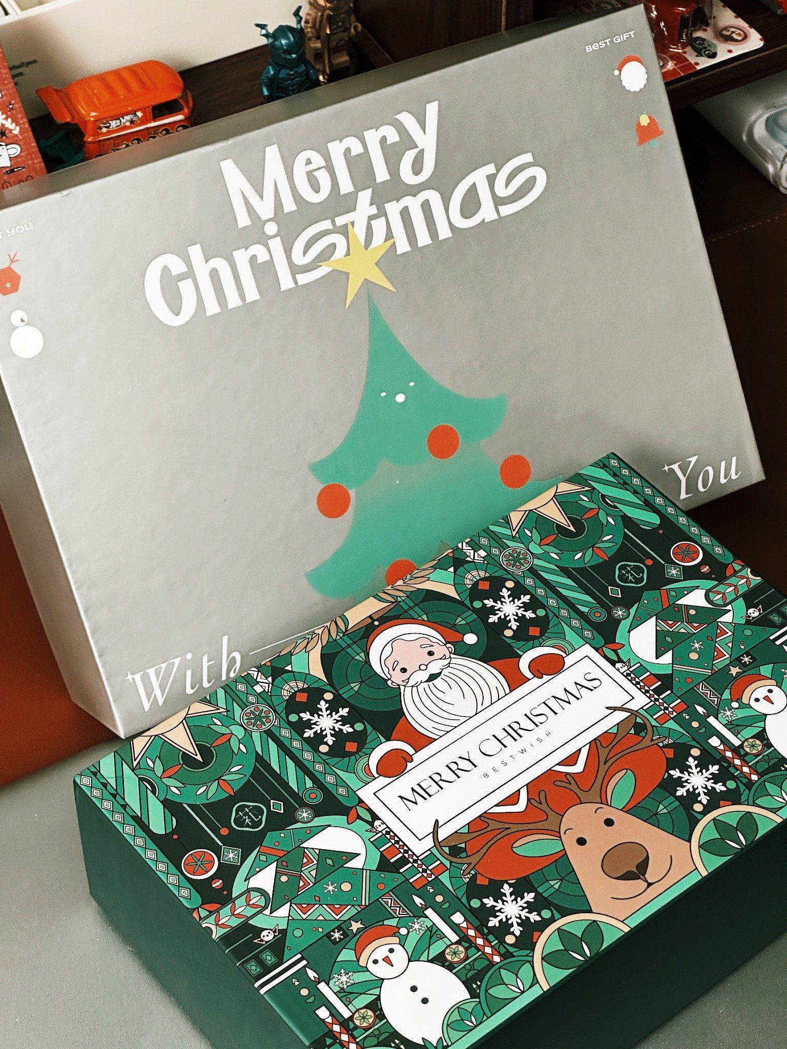 HOLIDAY LIMITED-EDITION GIFTS