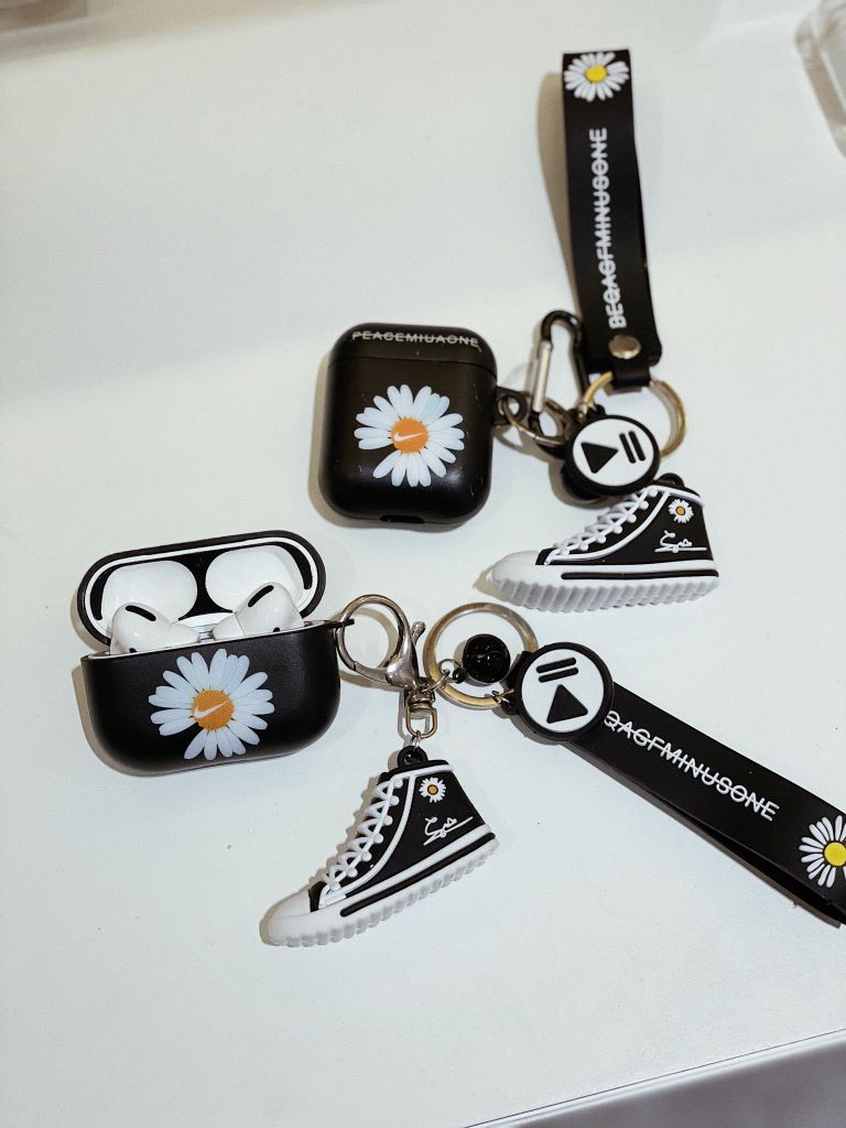 SET AIRPODS & KEYCHAIN
