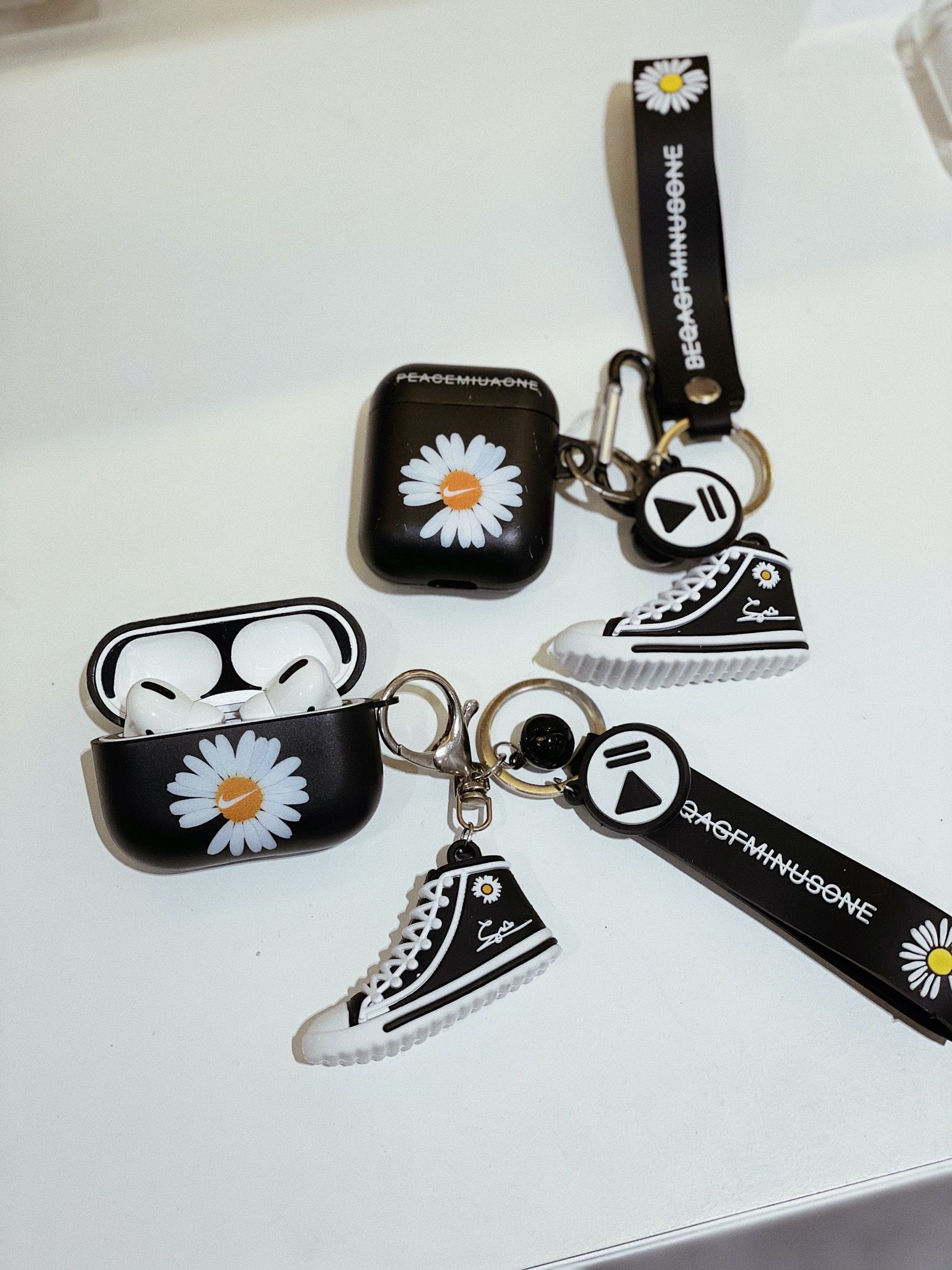 SET AIRPODS & KEYCHAIN