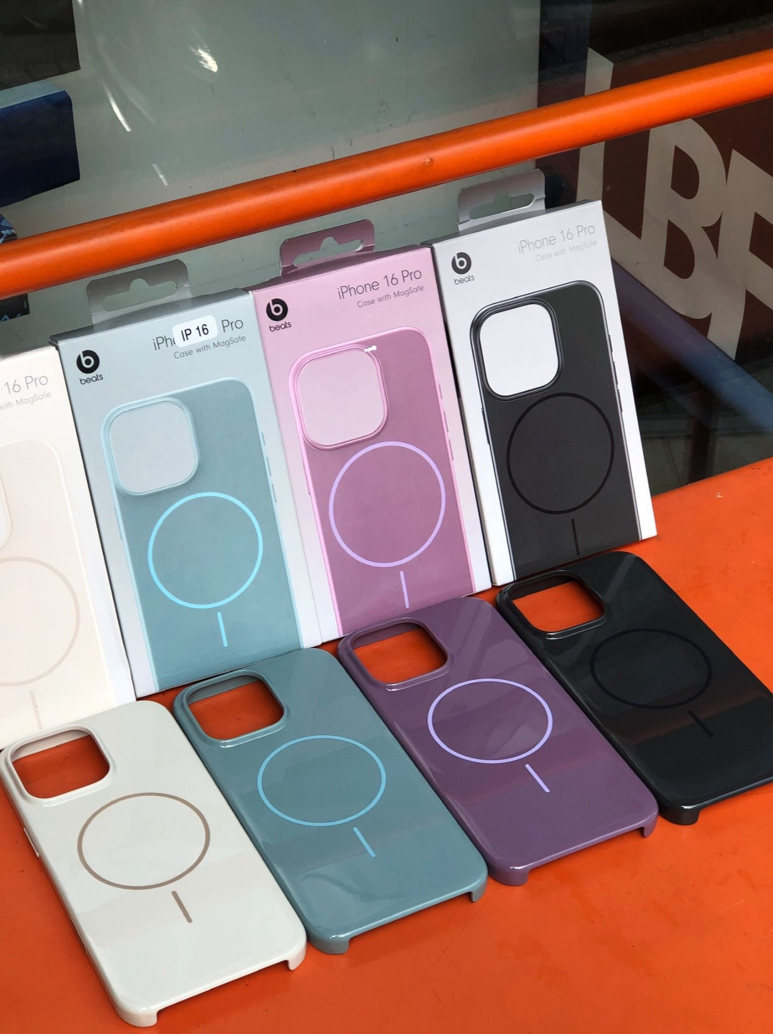 MAGSAFE GLOSSY CASE (các dòng iPhone 16)