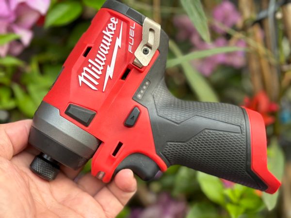 Tireur à vis 1/4 Milwaukee Magnum CFJG 120 V 60 HZ