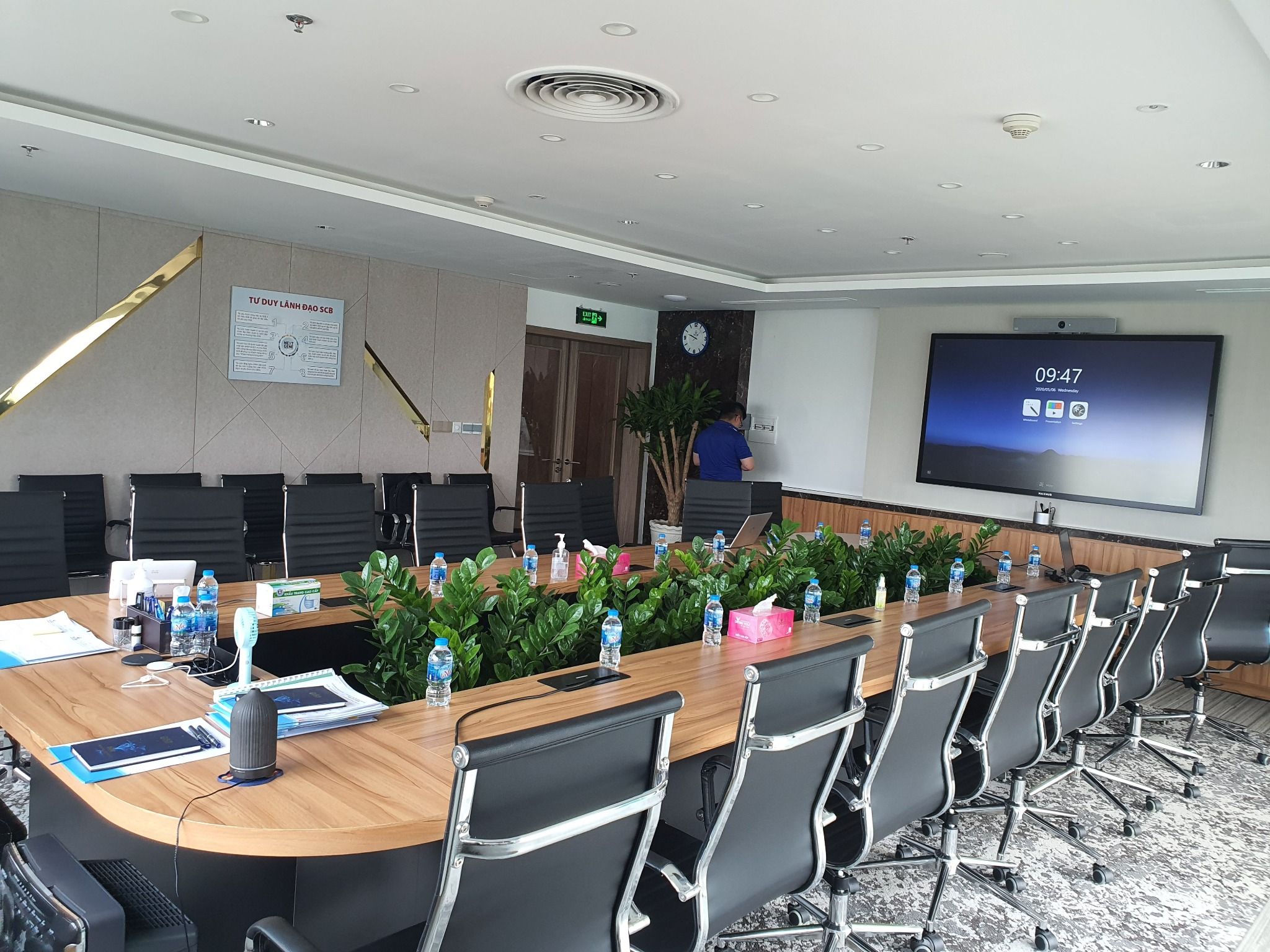 Lắp đặt màn hình tương tác Maxhub 86 inch + Camera Cisco - Ngân Hàng SCB
