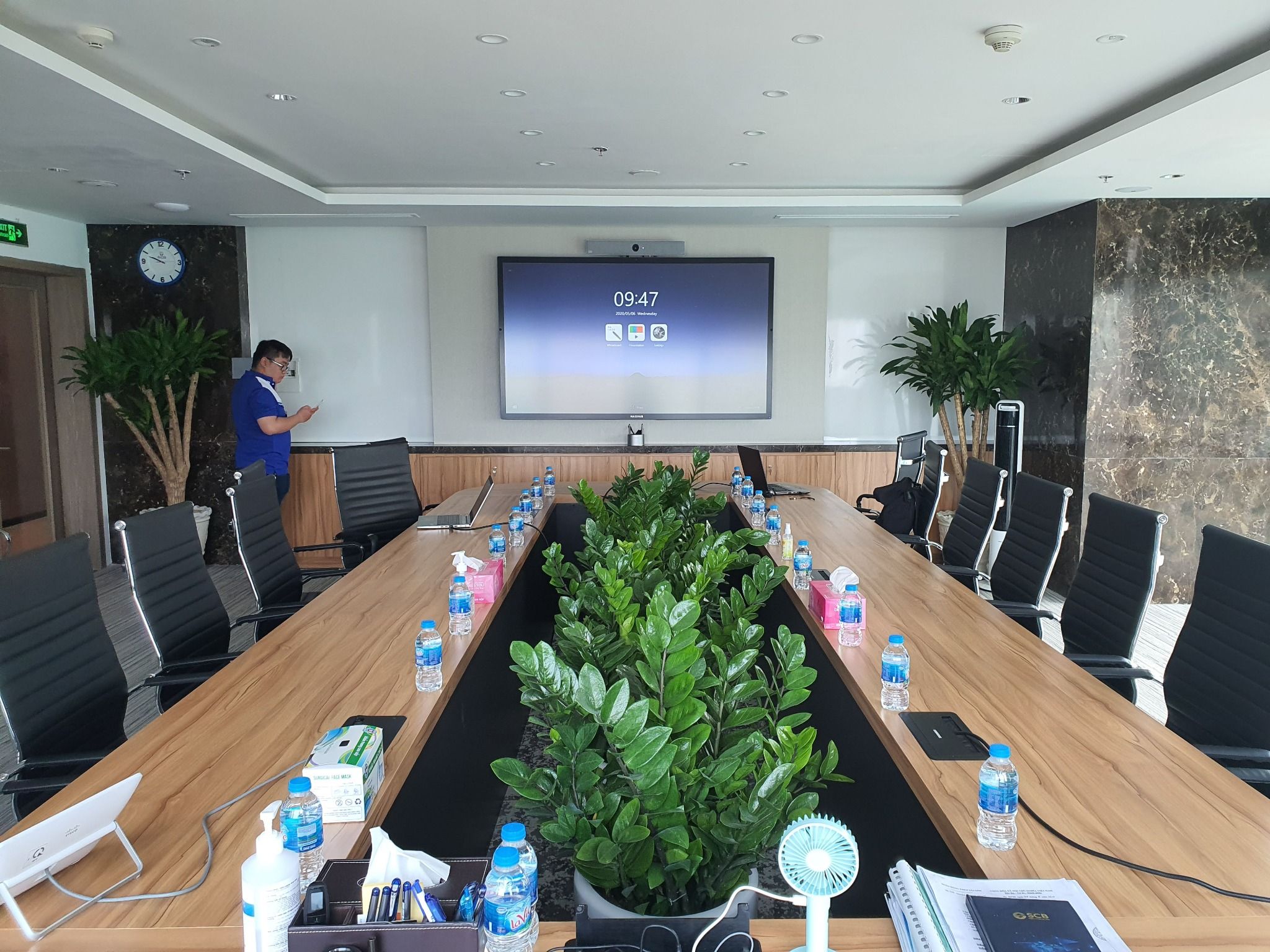 Lắp đặt màn hình tương tác Maxhub 86 inch + Camera Cisco - Ngân Hàng SCB