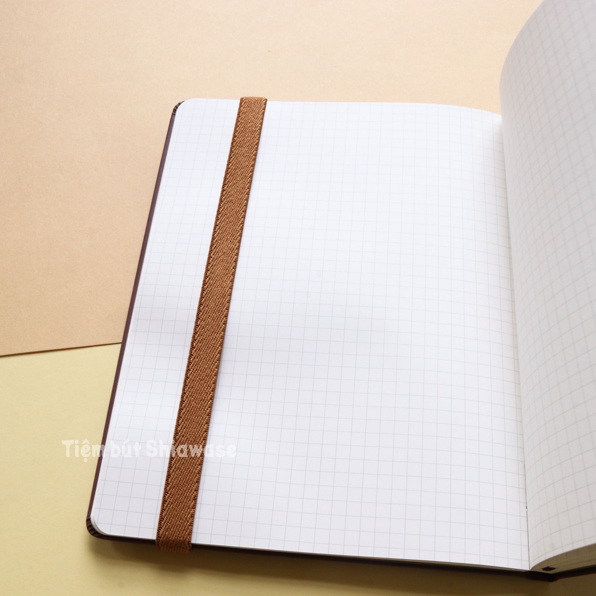 Sổ Apica Premium C.D. Notebook A5 Bìa Da - Red - Giấy Trắng - Kẻ Ô Vuông