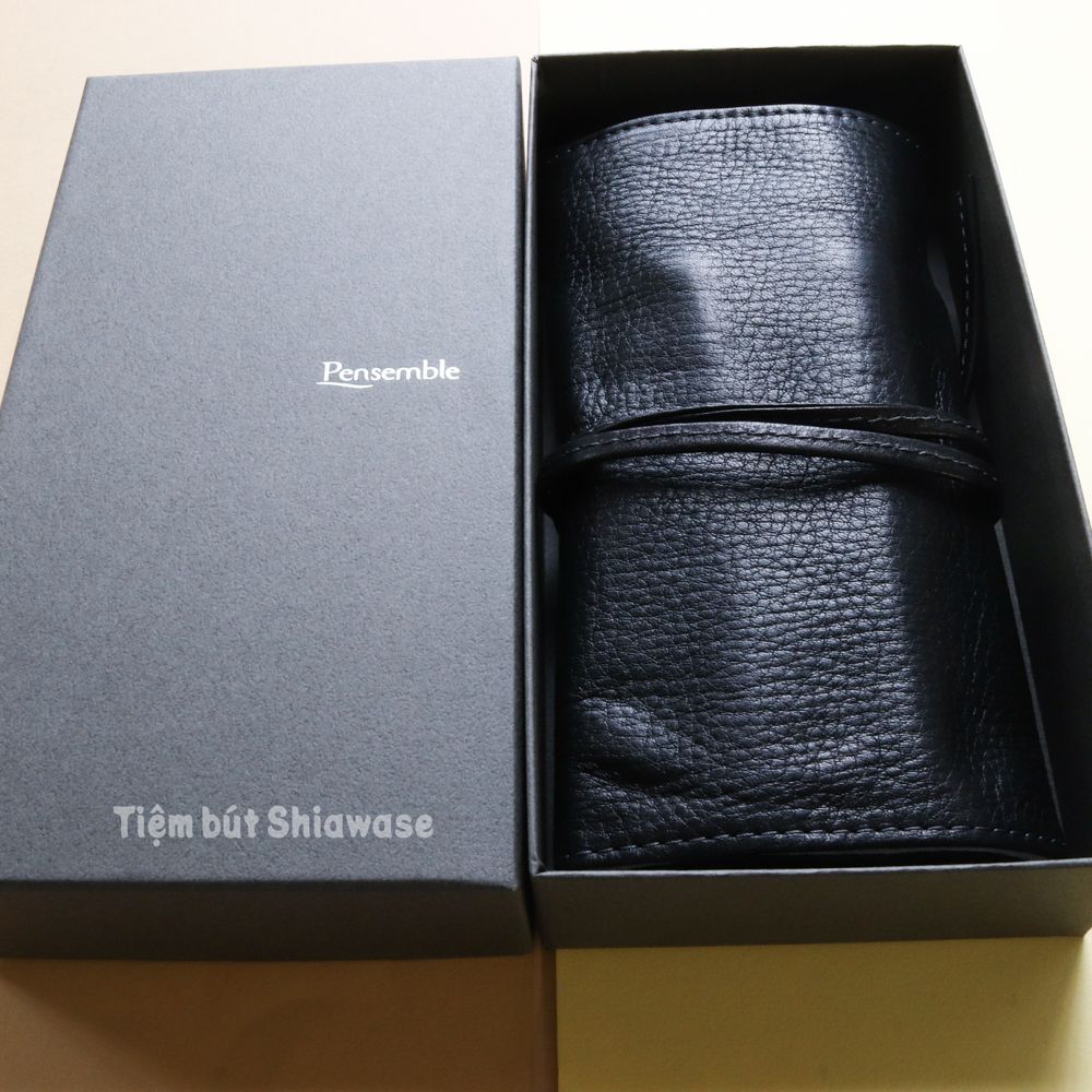 Bao Da Đựng Bút Pilot Pensemble - Roll Case - 3 Bút + 1 Ngăn Khóa Kéo