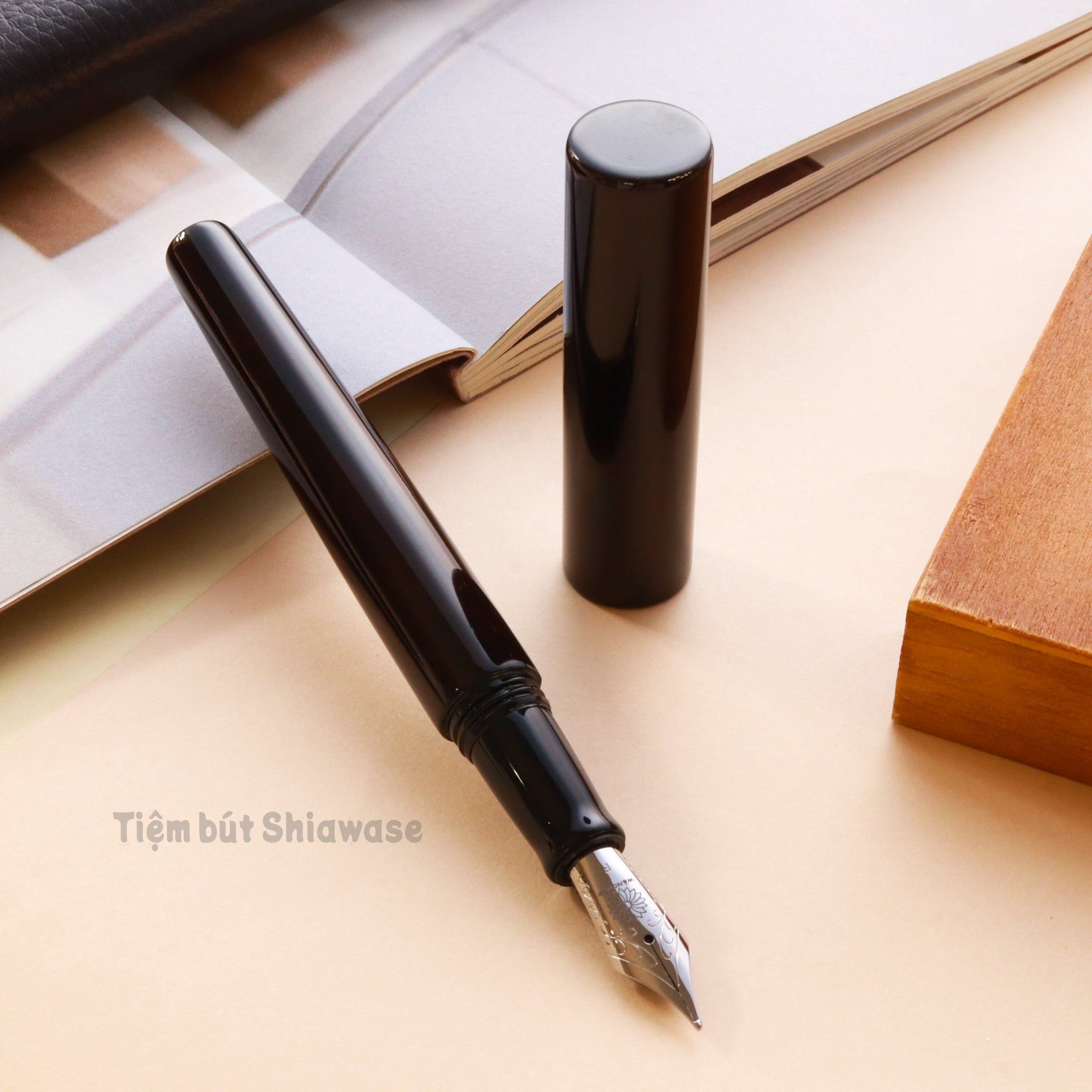 Bút Máy Wancher Sekai Aizu Urushi - Ebony - Gỗ Phủ Sơn Mài Trong Suốt