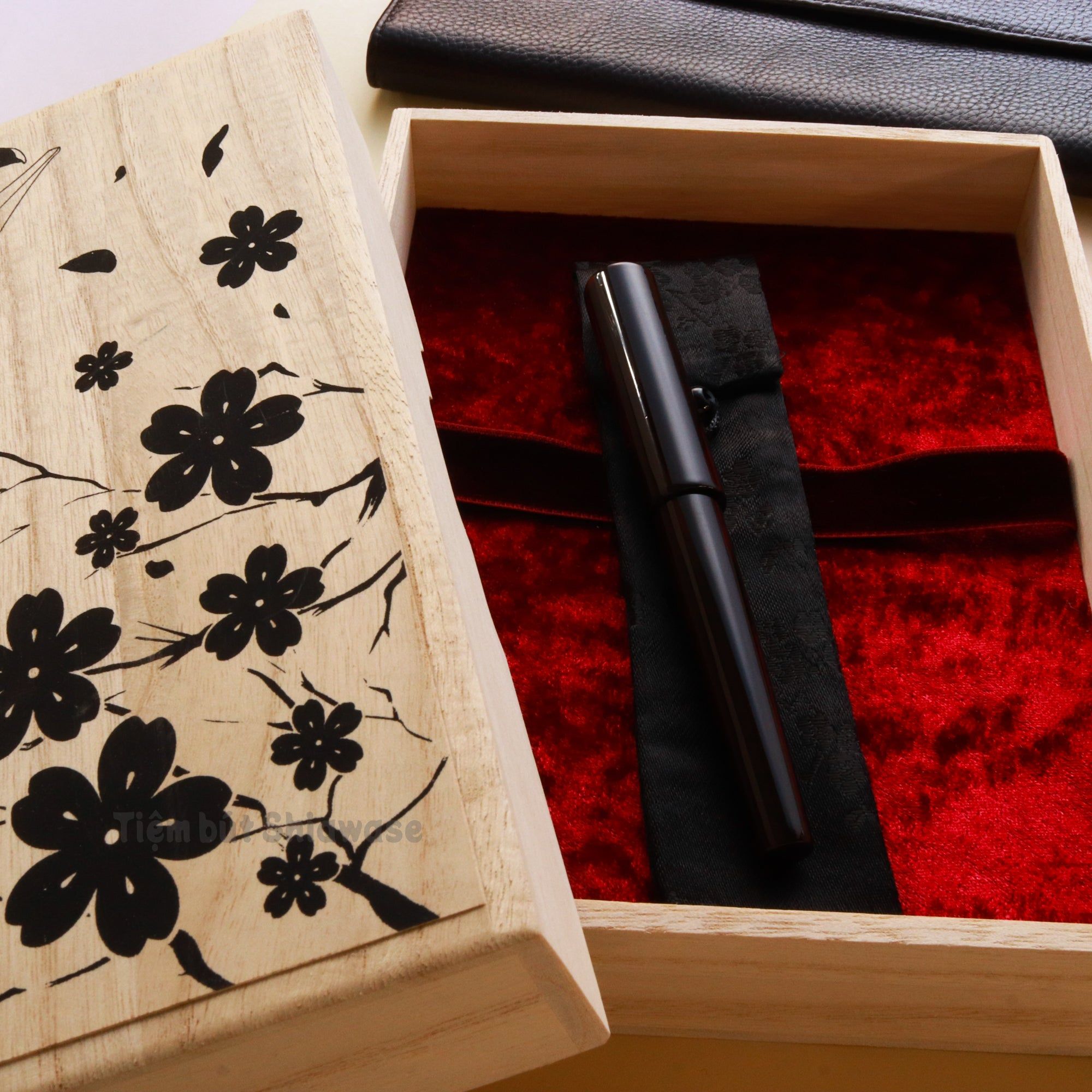 Bút Máy Wancher Sekai Aizu Urushi - Ebony - Gỗ Phủ Sơn Mài Trong Suốt