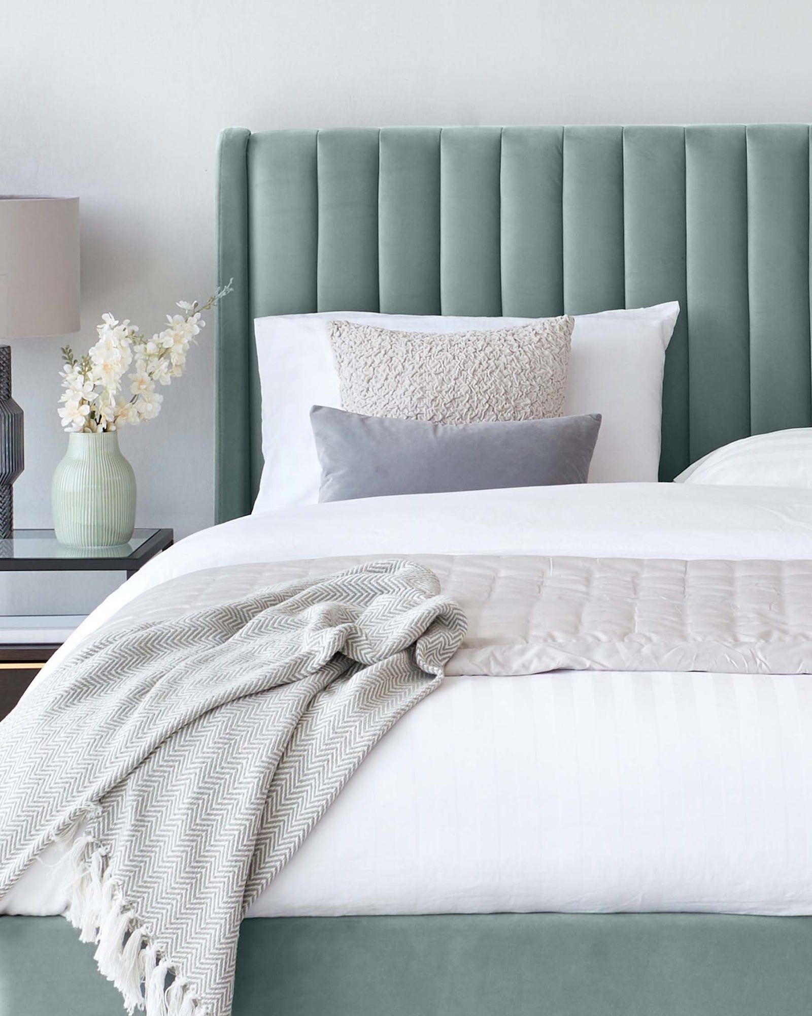 Giường ngủ bọc nệm cao cấp Amalfi Bed phong cách Bắc Âu Rubies House