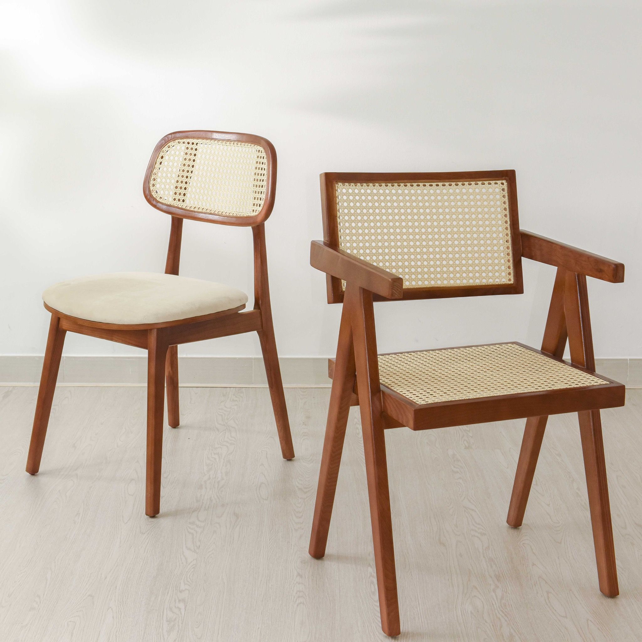 Ghế V Leg Jeanneret đan mây có tay Rubies House