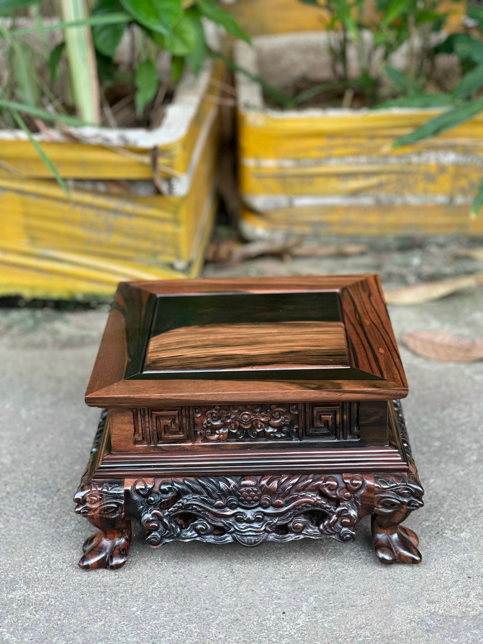 kỷ đục chân quỳ gỗ mun