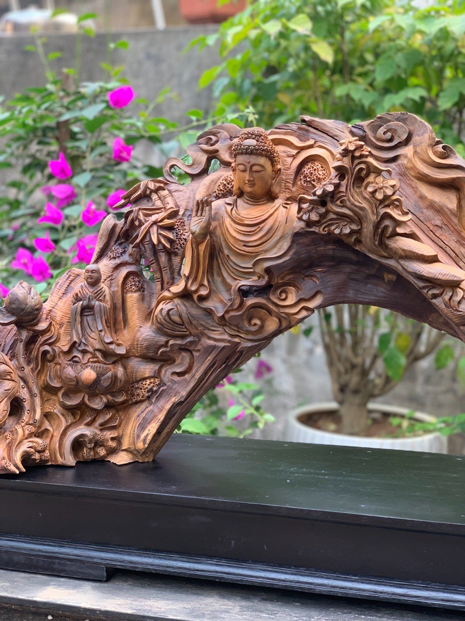 Tượng Nhất Tâm Bái Phật Gỗ Bách Xanh Nguyên Khối Có Thiết Kế Xông Trầm