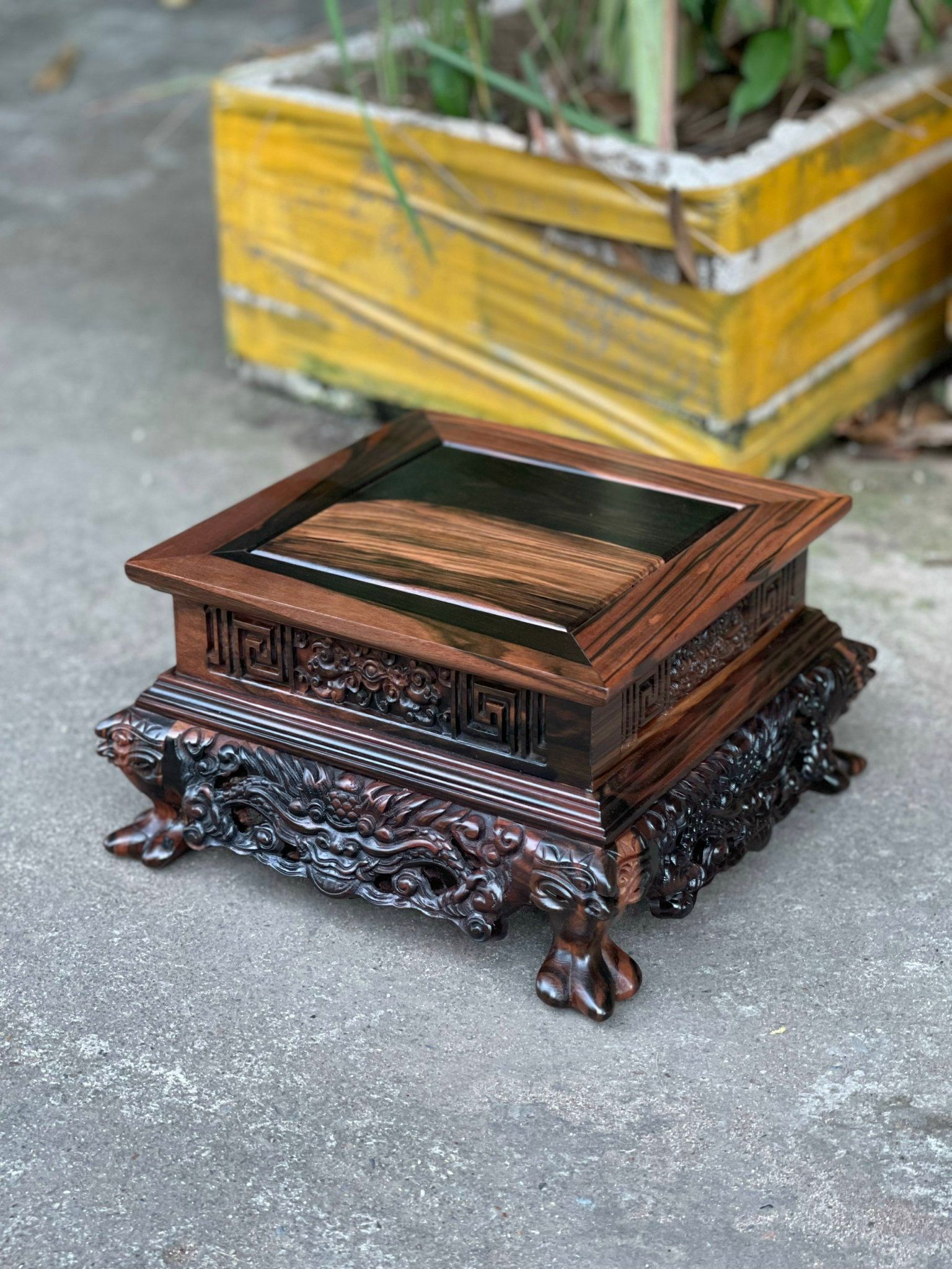 kỷ đục chân quỳ gỗ mun