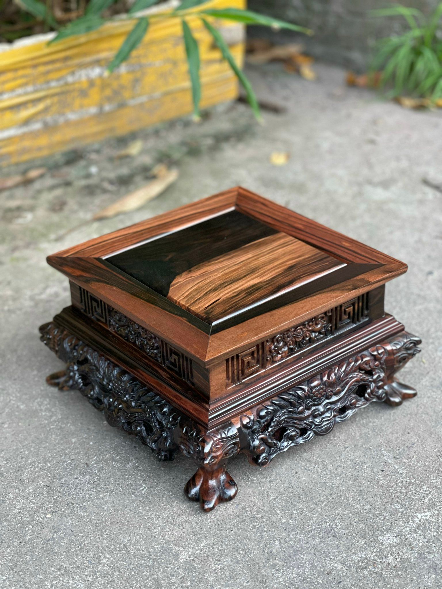 kỷ đục chân quỳ gỗ mun