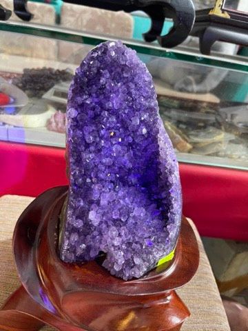 tinh thể thạch anh tím vỏ não nguyên zin không chắp vá xi măng, dáng vòm cực xinh. Những mắt tinh thể mập mạp, đậm màu, đặc biệt còn có bao thể tóc bên trong, tạo năng lượng cực mạnh, tác tích tụ vượng khí sinh tài Lộc