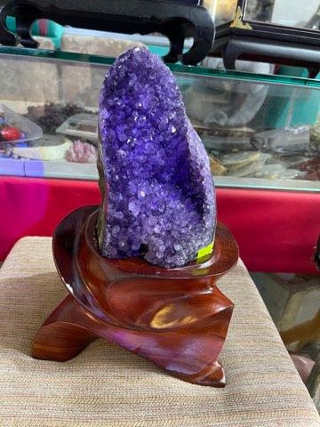 tinh thể thạch anh tím vỏ não nguyên zin không chắp vá xi măng, dáng vòm cực xinh. Những mắt tinh thể mập mạp, đậm màu, đặc biệt còn có bao thể tóc bên trong, tạo năng lượng cực mạnh, tác tích tụ vượng khí sinh tài Lộc