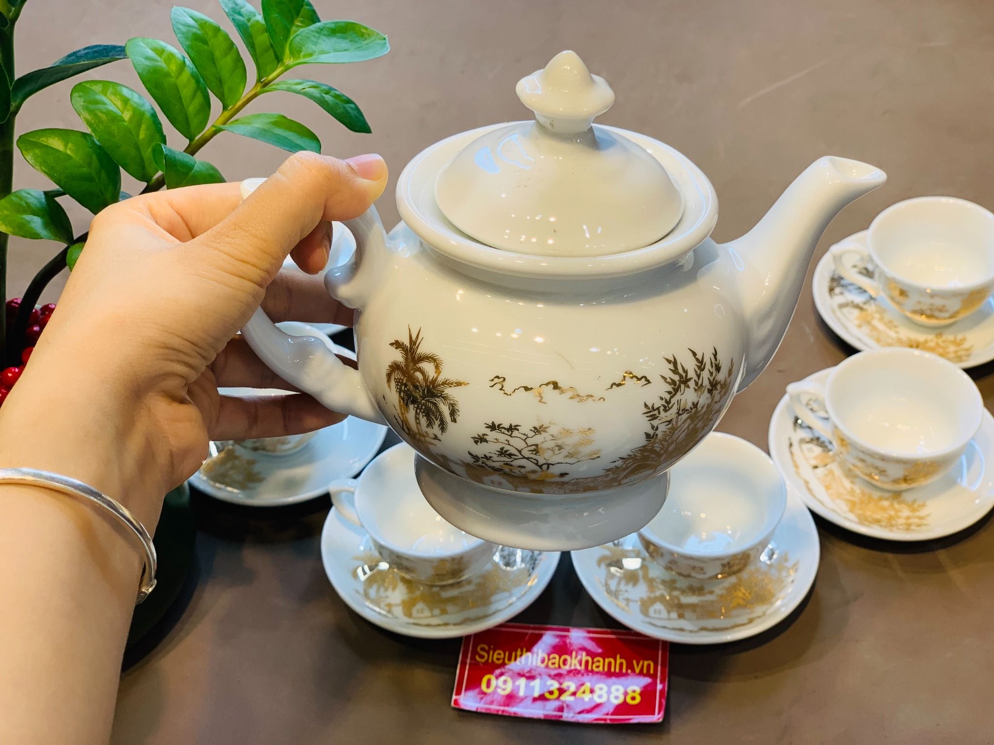 Bộ Ấm Chén Men Trắng Bát Tràng cao cấp hoạ tiết Làng Quê chỉ vàng