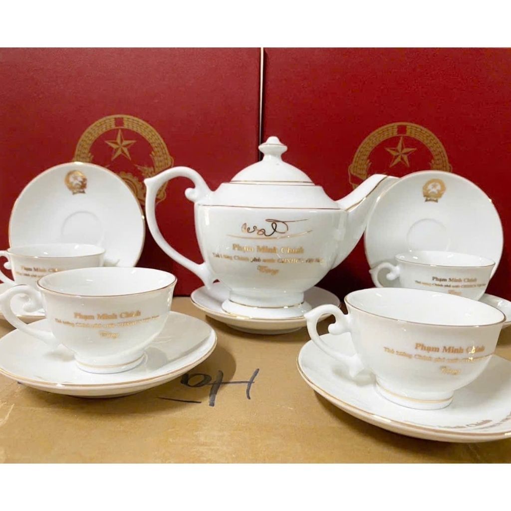 Bộ ấm chén dáng đèn thần in chữ ký Thủ tướng Phạm Minh Chính BKCEVN-9218