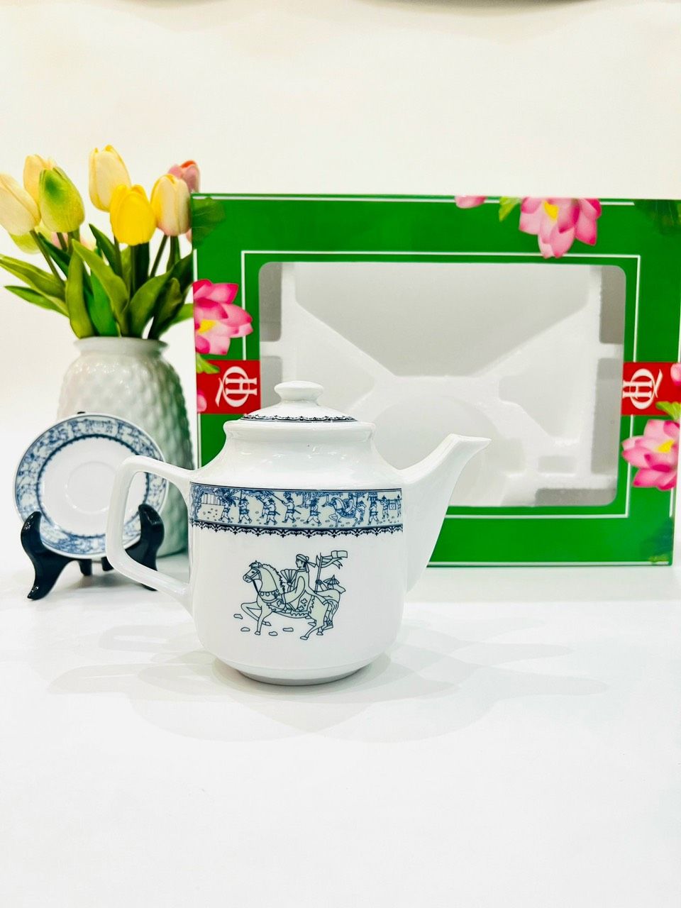 Bộ ấm chén Bát Tràng Vinh Quy Bái Tổ dáng vuông viền 650ml cao cấp (kèm hộp)