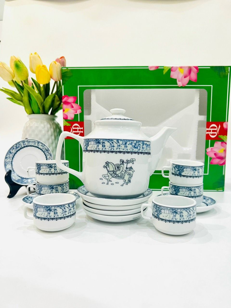 Bộ ấm chén Bát Tràng Vinh Quy Bái Tổ dáng vuông viền 650ml cao cấp (kèm hộp)