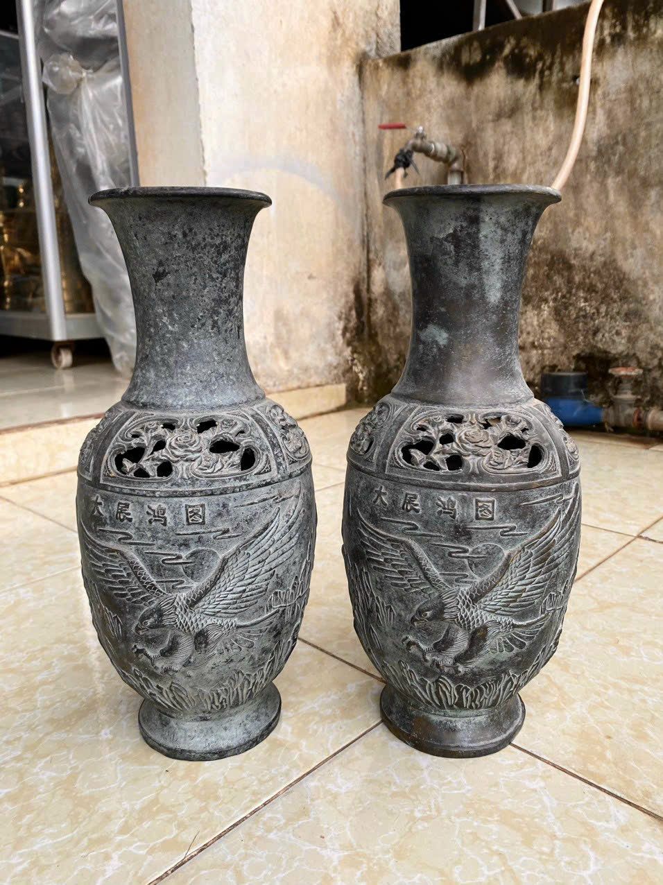 Cặp Bình Hút Lộc Bằng Đồng Hoạ Tiết Đại Bàng Phong Cách Cổ Xưa Cao 35cm